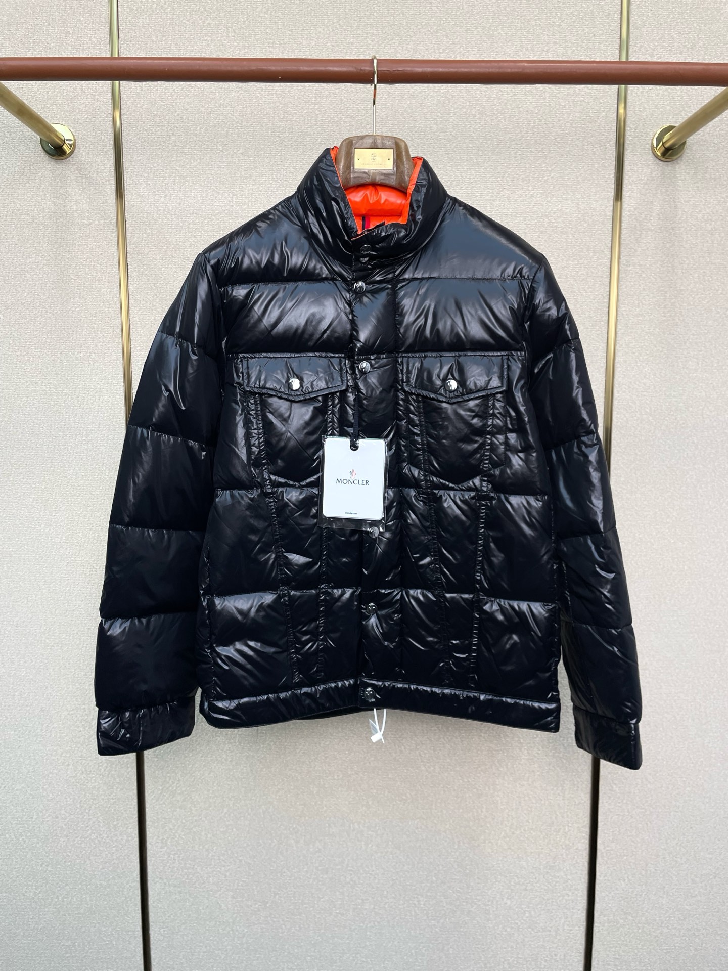 NO:628107,. Down jacket - Moncler exclusively supplies new down jackets. Trading company channels are rare. It is a must-have warm item for cooling weather. It can be worn for daily or outdoor sports. It gives people a different visual effect. It is wear-resistant, scratch-resistant and easy to care for. It is equipped with European standard high-quality down filling inside. It is paired with large square quilting technology to create a fluffy and full overall effect. It also has a strong thermal insulation and temperature locking effect, so that you are not afraid of the cold outdoor weather in autumn and winter!  Size M-3XL,,Moncler,down jacket,alexander wang19860909.羽绒服-Moncler蒙口独家专供新款羽绒服.贸易公司渠道稀出,降温天气必备的保暖单品,不论是日常还是户外运动都能穿.给人不一样的视觉效果 耐磨防刮易打理,内里配置欧标优质绒埴充,在搭配大方格绗缝工艺,打造蓬松饱满的整体效果,兼顾强悍的保暖锁温效果,让你无惧秋冬季寒冷的户外天气! 尺码M-3XL,,Moncler,down jacket,alexander wang,Men's clothing