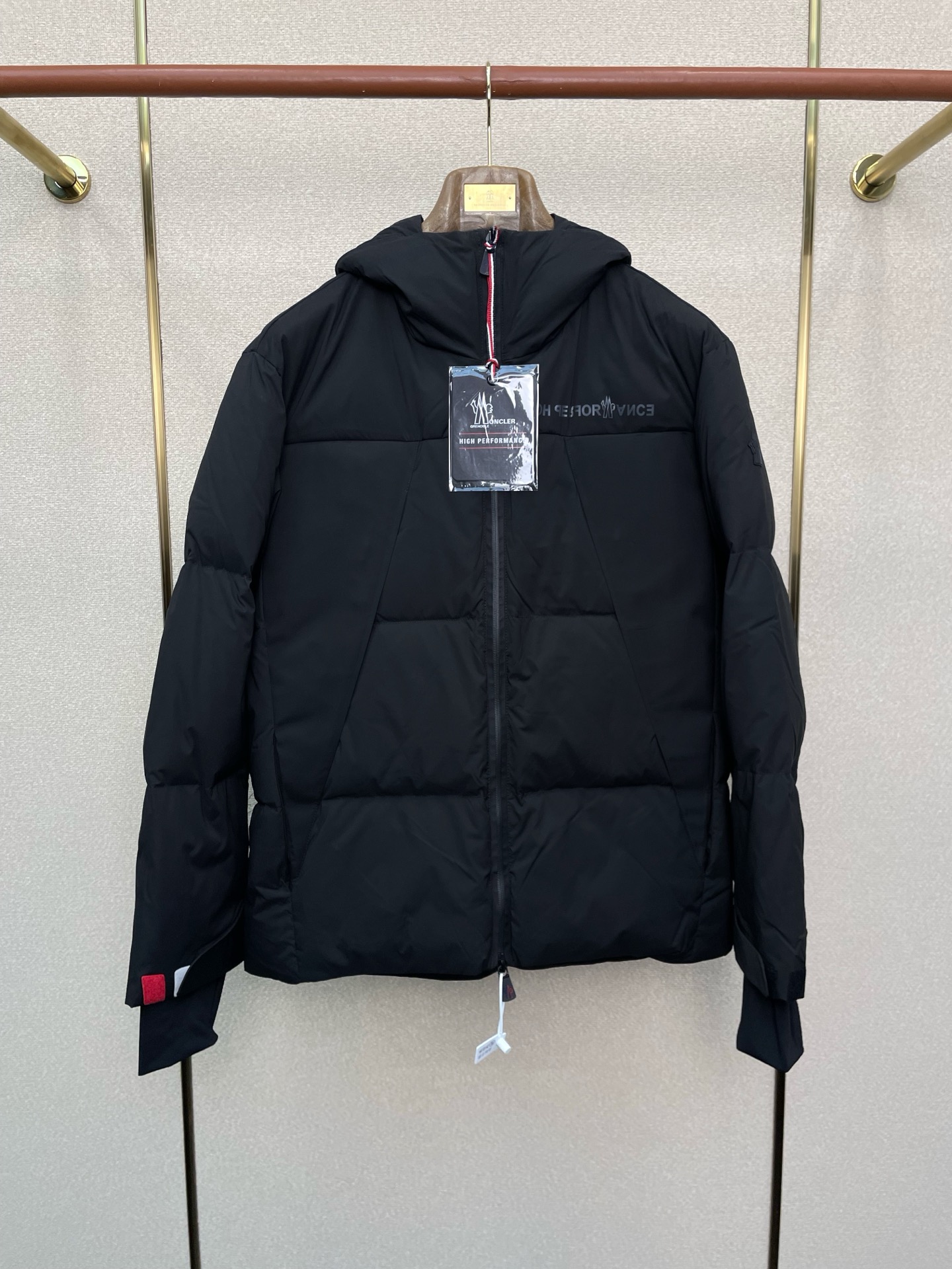NO:628119,.Down jacket - Moncler exclusively supplies new hooded down jackets. Trading company channels are rare. It is a must-have warm item for cooling weather. It can be worn for daily or outdoor sports. It gives people a different visual effect. It is wear-resistant, scratch-resistant and easy to care for. It is equipped with European standard high-quality down filling inside. It is paired with large square quilting technology to create a fluffy and full overall effect. It also has a strong thermal insulation and temperature locking effect, so that you are not afraid of the cold outdoor weather in autumn and winter!  Size M-3XL,,Moncler,down jacket,hats,alexander wang19860909.羽绒服-Moncler蒙口独家专供新款连帽羽绒服.贸易公司渠道稀出,降温天气必备的保暖单品,不论是日常还是户外运动都能穿.给人不一样的视觉效果 耐磨防刮易打理,内里配置欧标优质绒埴充,在搭配大方格绗缝工艺,打造蓬松饱满的整体效果,兼顾强悍的保暖锁温效果,让你无惧秋冬季寒冷的户外天气! 尺码M-3XL,,Moncler,down jacket,hats,alexander wang,Men's clothing