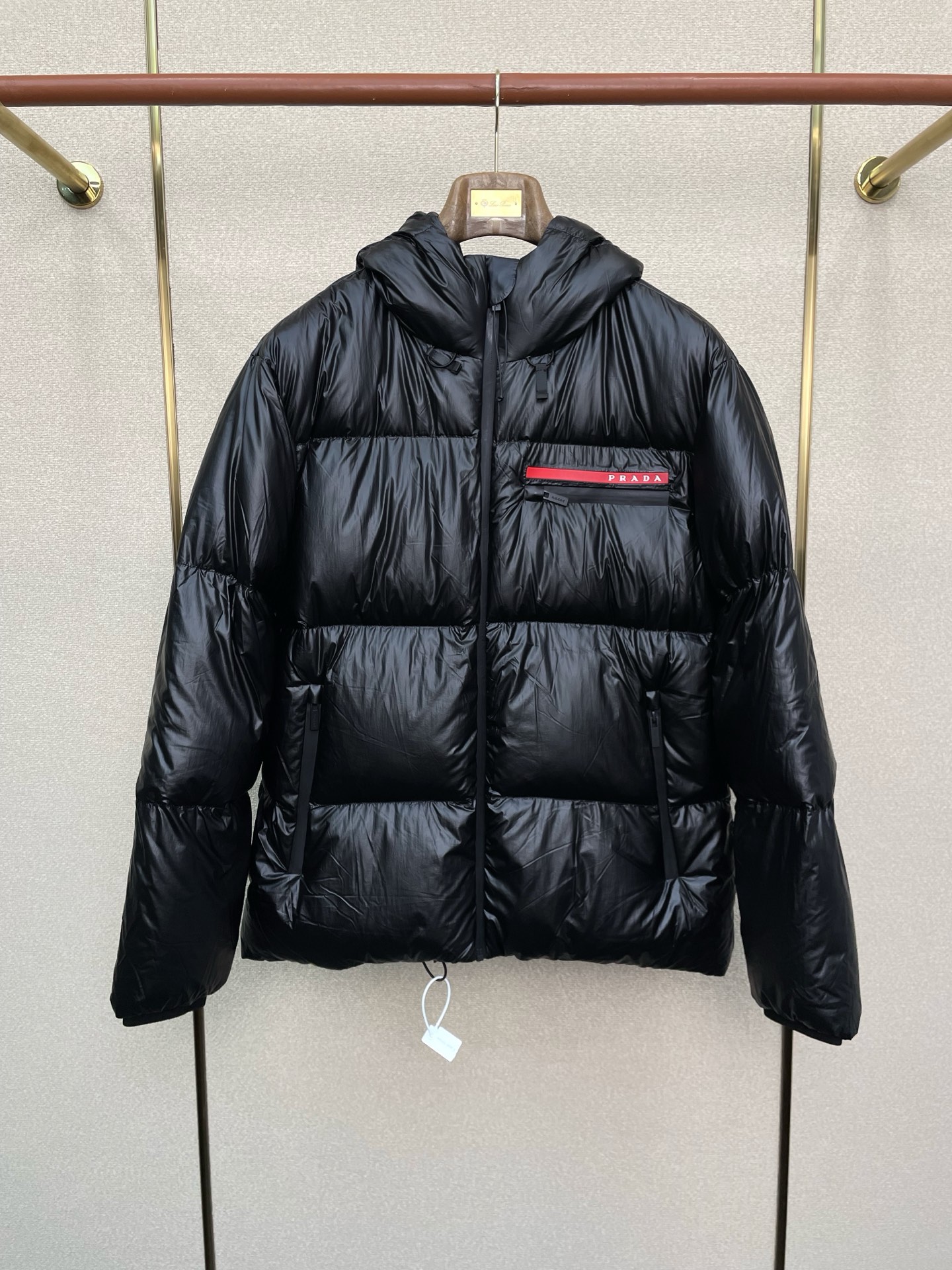 NO:628131,.Down jacket - Prada exclusively supplies new hooded down jackets. Trading company channels are rare. It is a must-have warm item for cooling weather. It can be worn for daily or outdoor sports. It gives people a different visual effect. It is wear-resistant, scratch-resistant and easy to care for. It is equipped with European standard high-quality down filling inside. It is paired with large square quilting technology to create a fluffy and full overall effect. It also has a strong thermal insulation and temperature locking effect, so that you are not afraid of the cold outdoor weather in autumn and winter!  Size M-3XL,,prada,prada,down jacket,hats,alexander wang19860909.羽绒服- Prada普拉达独家专供新款连帽羽绒服.贸易公司渠道稀出,降温天气必备的保暖单品,不论是日常还是户外运动都能穿.给人不一样的视觉效果 耐磨防刮易打理,内里配置欧标优质绒埴充,在搭配大方格绗缝工艺,打造蓬松饱满的整体效果,兼顾强悍的保暖锁温效果,让你无惧秋冬季寒冷的户外天气! 尺码M-3XL,,prada,prada,down jacket,hats,alexander wang,Men's clothing