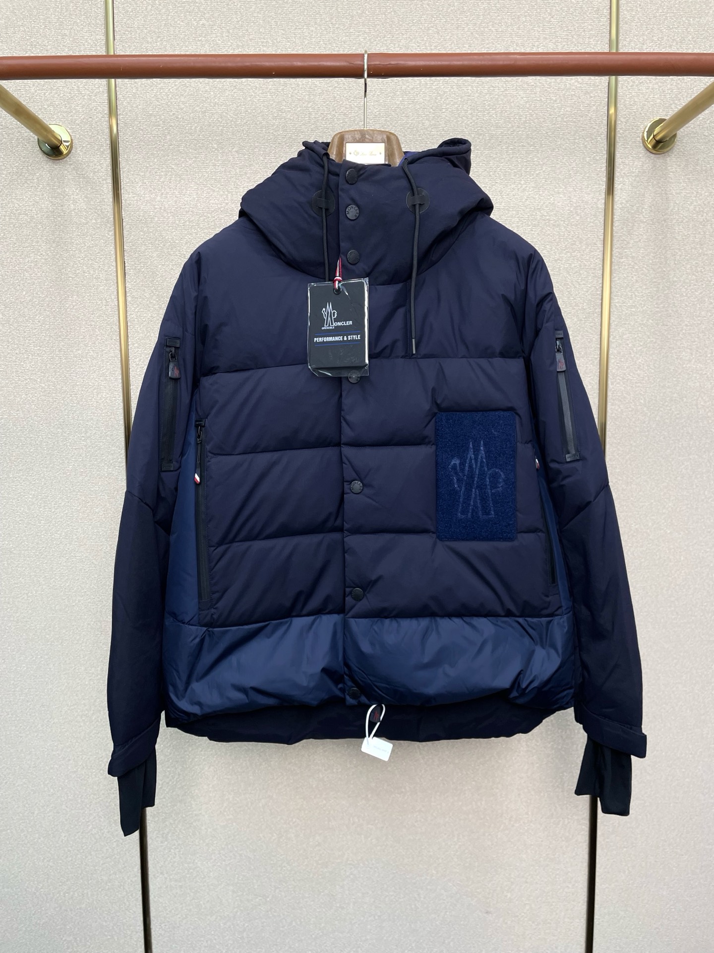 NO:628081,.Down jacket - Moncler exclusively supplies new hooded down jackets. Trading company channels are rare. It is a must-have warm item for cooling weather. It can be worn for daily or outdoor sports. It gives people a different visual effect. It is wear-resistant, scratch-resistant and easy to care for. It is equipped with European standard high-quality down filling inside. It is paired with large square quilting technology to create a fluffy and full overall effect. It also has a strong thermal insulation and temperature locking effect, so that you are not afraid of the cold outdoor weather in autumn and winter!  Size M-3XL,,Moncler,down jacket,hats,alexander wang19860909.羽绒服-Moncler蒙口独家专供新款连帽羽绒服.贸易公司渠道稀出,降温天气必备的保暖单品,不论是日常还是户外运动都能穿.给人不一样的视觉效果 耐磨防刮易打理,内里配置欧标优质绒埴充,在搭配大方格绗缝工艺,打造蓬松饱满的整体效果,兼顾强悍的保暖锁温效果,让你无惧秋冬季寒冷的户外天气! 尺码M-3XL,,Moncler,down jacket,hats,alexander wang,Men's clothing