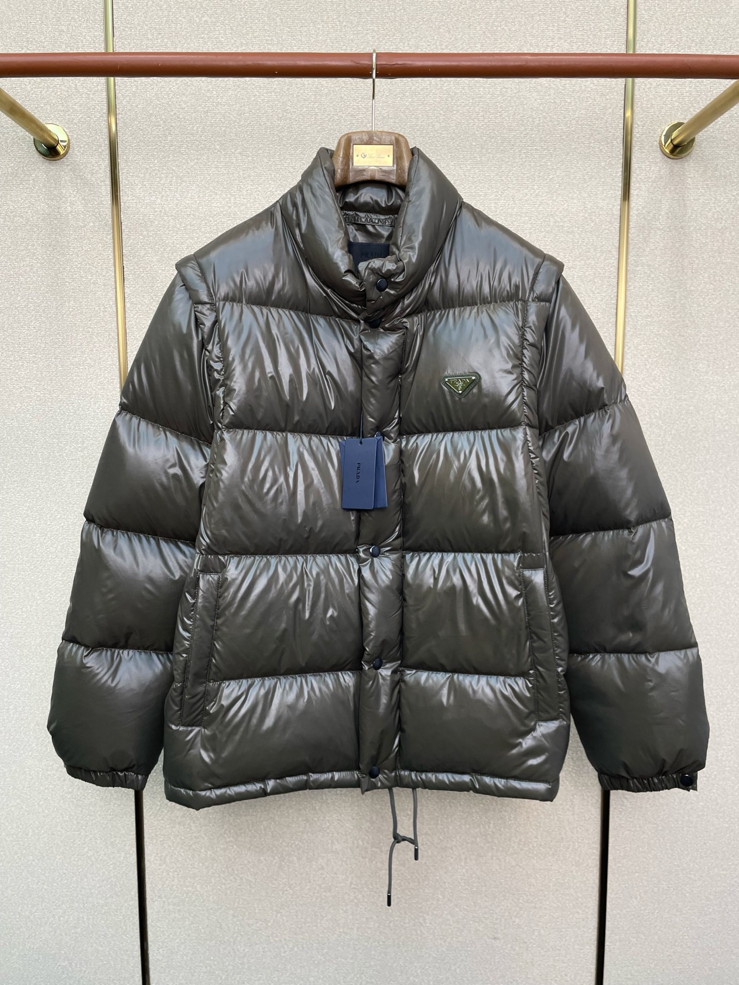 NO:628120,.Down jacket - Prada exclusively supplies new down jackets. Two-in-one vest down jackets are rarely available through trading company channels. It is a must-have warm item for cooling weather. It can be worn for daily life or outdoor sports. It gives people a different visual effect.  Wear-resistant, scratch-resistant and easy to care for, the interior is equipped with European standard high-quality velvet filling, which is combined with large square quilting technology to create a fluffy and full overall effect. It also has a strong thermal insulation and temperature locking effect, so that you are not afraid of the cold outdoor weather in autumn and winter! Sizes S-XL, prada, prada, down jacket, alexander wang19860909.羽绒服- Prada普拉达独家专供新款羽绒服.二合一马甲羽绒服 贸易公司渠道稀出,降温天气必备的保暖单品,不论是日常还是户外运动都能穿.给人不一样的视觉效果 耐磨防刮易打理,内里配置欧标优质绒埴充,在搭配大方格绗缝工艺,打造蓬松饱满的整体效果,兼顾强悍的保暖锁温效果,让你无惧秋冬季寒冷的户外天气! 尺码S-XL,,prada,prada,down jacket,alexander wang,Men's clothing