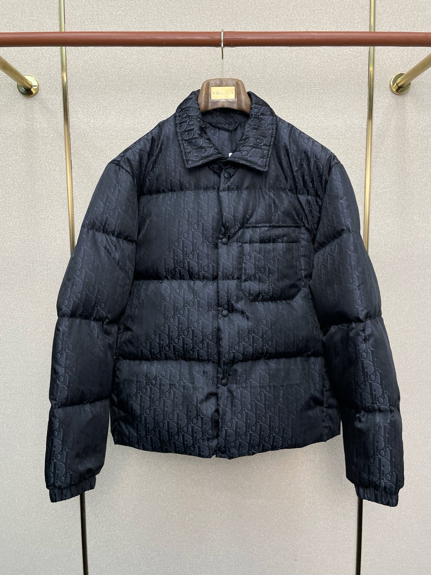 NO:628102,.Down jacket - Dior exclusively supplies new down jackets. Lapel jacquard all-print down jackets. Trading company channels are rare. It is a must-have warm item for cooling weather. It can be worn for daily life or outdoor sports. It gives people a different visual effect.  Wear-resistant, scratch-resistant and easy to care for, the interior is equipped with European standard high-quality velvet filling, which is combined with large square quilting technology to create a fluffy and full overall effect. It also has a strong thermal insulation and temperature locking effect, so that you are not afraid of the cold outdoor weather in autumn and winter! Sizes S-XL, dior, dior, down jacket, alexander wang19860909.羽绒服- Dior迪奥独家专供新款羽绒服 翻领提花满印羽绒服 贸易公司渠道稀出,降温天气必备的保暖单品,不论是日常还是户外运动都能穿.给人不一样的视觉效果 耐磨防刮易打理,内里配置欧标优质绒埴充,在搭配大方格绗缝工艺,打造蓬松饱满的整体效果,兼顾强悍的保暖锁温效果,让你无惧秋冬季寒冷的户外天气! 尺码S-XL,,dior,dior,down jacket,alexander wang,Men's clothing