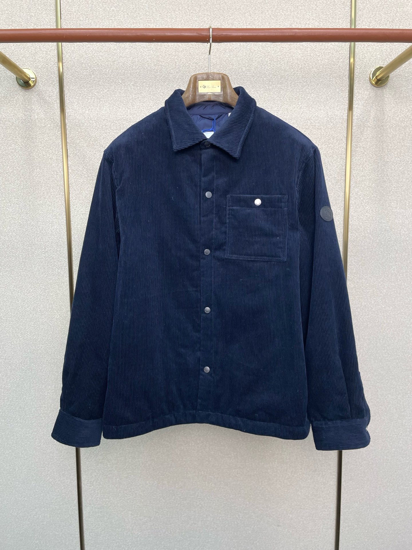 NO:628212,. Burberry exclusively supplies new corduroy cotton jackets. Trading company channels are rare. It is a must-have warm item for cooling weather. It can be worn for daily or outdoor sports. It gives people a different visual effect. It is wear-resistant, scratch-resistant and easy to care for. It is equipped with European standard high-quality velvet filling inside. It is paired with large square quilting technology to create a fluffy and full overall effect. It also has a strong thermal insulation and temperature locking effect, so that you are not afraid of the cold outdoor weather in autumn and winter!  Size S-XL,,burberry,burberry,alexander wang19860909.Burberry巴宝莉独家专供新款灯芯绒棉服 贸易公司渠道稀出,降温天气必备的保暖单品,不论是日常还是户外运动都能穿.给人不一样的视觉效果 耐磨防刮易打理,内里配置欧标优质绒埴充,在搭配大方格绗缝工艺,打造蓬松饱满的整体效果,兼顾强悍的保暖锁温效果,让你无惧秋冬季寒冷的户外天气! 尺码S-XL,,burberry,burberry,alexander wang,Men's clothing