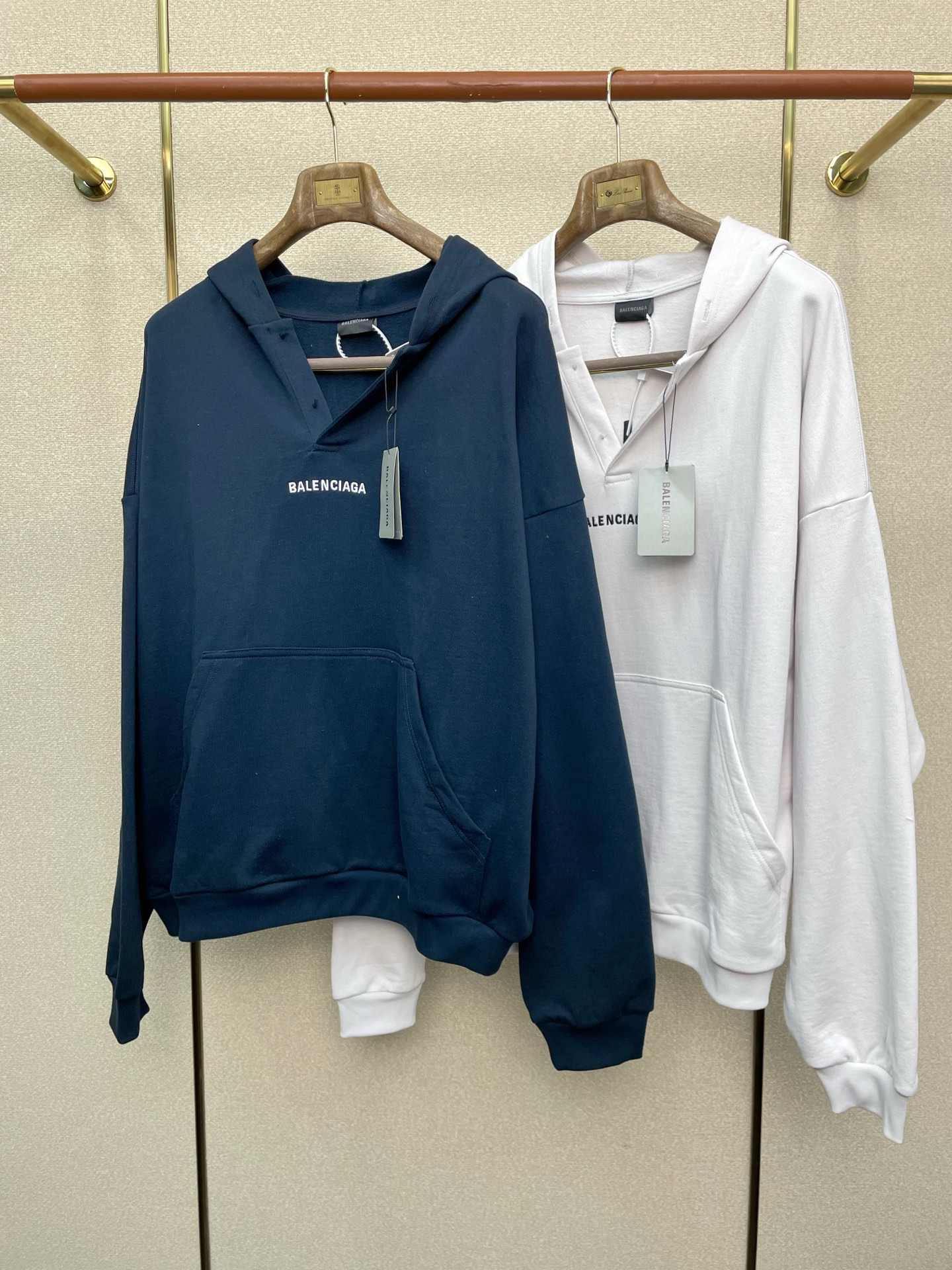 NO:628189,.Balenciaga exclusively offers new original men's casual sweatshirts, hooded monogram embroidered sweatshirts, high-end customization, high-end versions, fashionable and versatile imported fabrics, super soft and delicate to the touch, comfortable to wear, high-end boutique, exquisite upper body made by the factory, very good, men's must-have items, complete with three labels, size S-L,,balenciaga,balenciaga,hoodie,sweatshirts,hats,alexander wang19860909.Balenciaga巴黎世家独家专供新款原单男士休闲卫衣 连帽字母刺绣卫衣 高端定制 高端版本 时尚百搭爆款进口面料 手感超柔软细腻 穿着亲肤舒适 高端精品 代工厂精细做上身非常赞 男士必备单品 三标齐全 码数S-L,,balenciaga,balenciaga,hoodie,sweatshirts,hats,alexander wang,Men's clothing