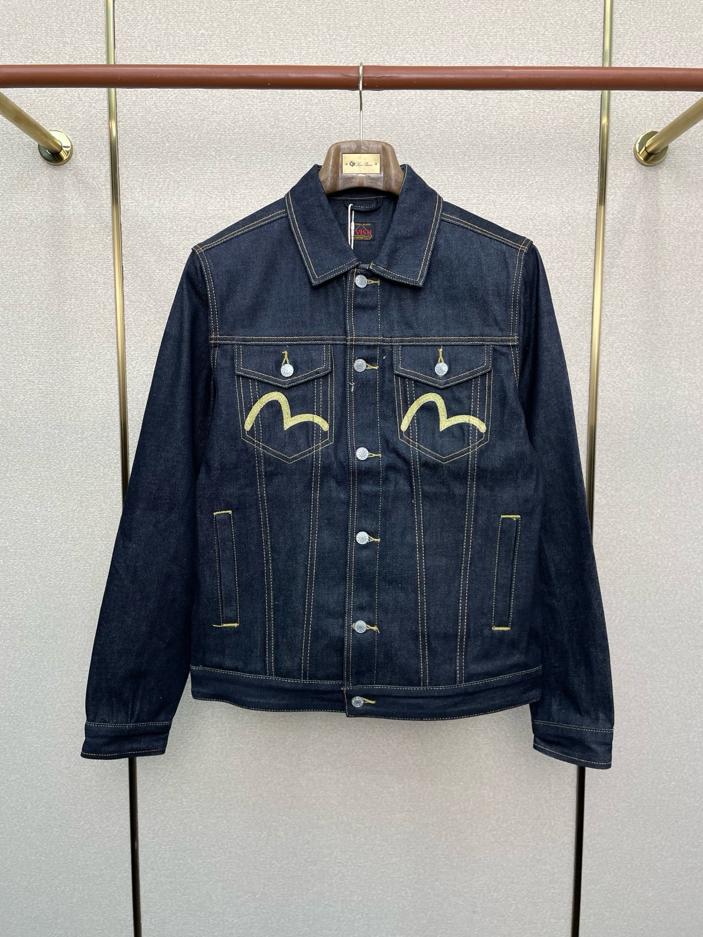 NO:628196,.EVISU Fushen exclusively provides the latest fashionable denim jackets, classic embroidered logo denim jackets, jackets with classic designs and great looks. The quality is impeccable and quality control allows you to buy it directly. It is a high-end product that cannot be faulted! You can feel its powerful aura through the detailed pictures. It has a remarkable effect of gathering heat and keeping warm, so you don’t have to worry about getting a little chilly! Both fashionable and functional, the whole style looks more luxurious! Sizes S-XL,,jackets & coats,alexander wang19860909.EVISU福神独家专供最新时尚牛仔外套 经典刺绣logo牛仔外套 经典设计与颜值爆棚的外套 品质更是无法挑剔品控可以直接入手,不容过错的高端臻品！通过细节图片便可感受到它强悍的气场,聚温保暖效果显著,完全不用担心会有一点寒意！时尚与功能性兼备,整款显得更加的奢华大气！ 尺码S-XL,,jackets & coats,alexander wang,Men's clothing