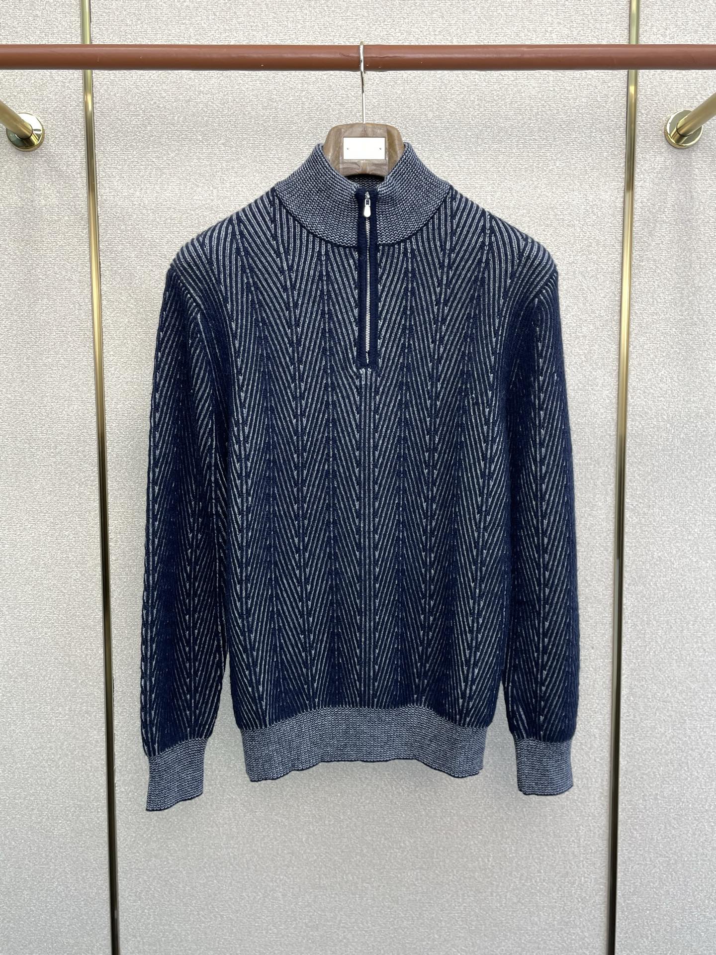 NO:628074,.BC-Brunello Cucineli Brunello Cucineli exclusively provides new original men's casual half-zip sweaters. High-end customization. High version. Fashionable and versatile imported fabrics. Super soft and delicate feel. Skin-friendly and comfortable to wear. High-end boutique. The upper body is exquisitely made by the factory. A must-have item for men. Three standards are complete. Size 48.50.52.54,, brunello cucinelli, sweaters, alexander wang19860909.BC-Brunello Cucineli 布鲁内洛 库奇內利独家专供新款原单男士休闲半拉链毛衣 高端定制 高版本 时尚百搭爆款进口面料 手感超柔软细腻 穿着亲肤舒适 高端精品 代工厂精细做上身非常赞 男士必备单品 三标齐全 码数48.50.52.54,,brunello cucinelli,sweaters,alexander wang,Men's clothing