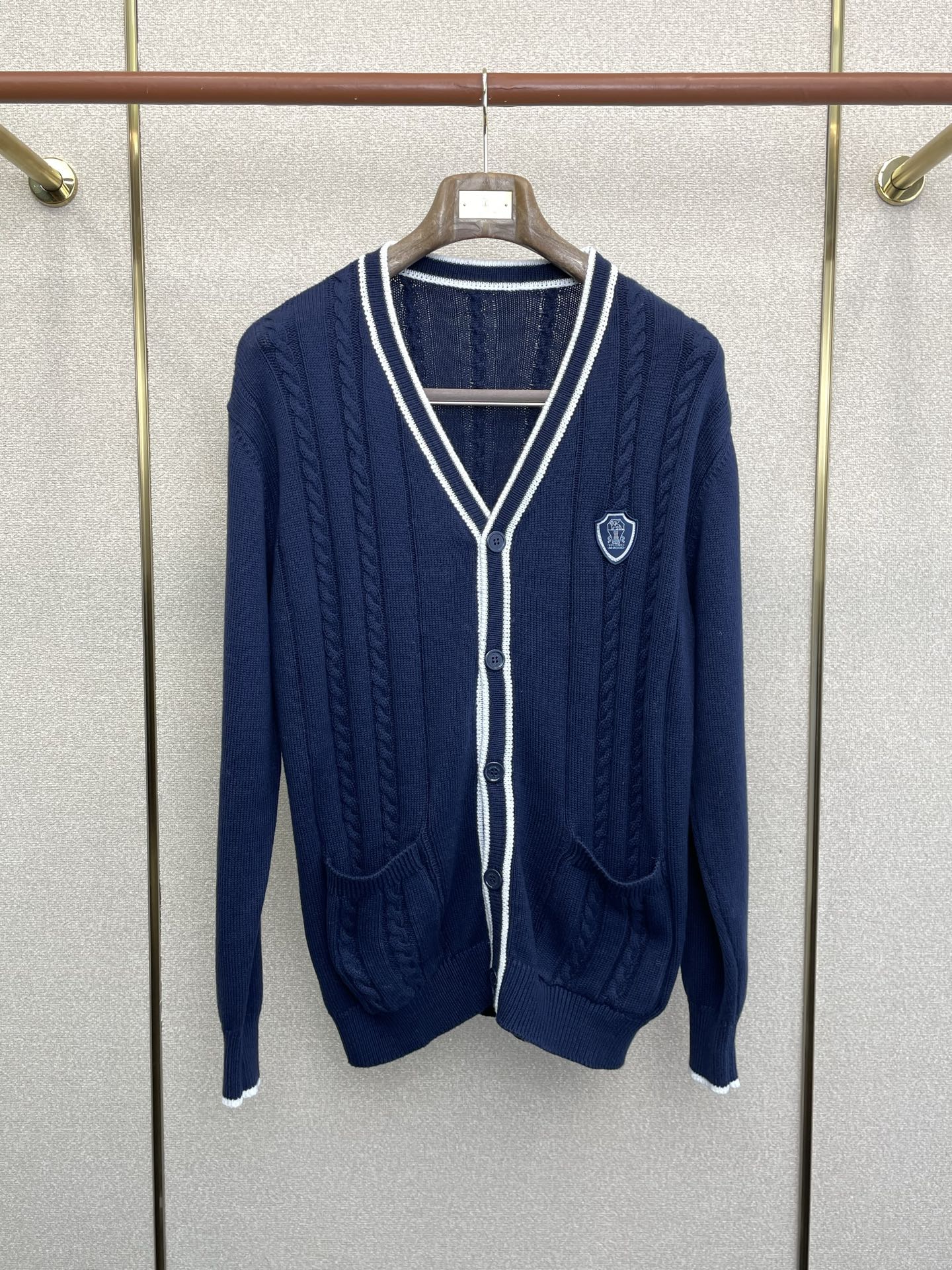 NO:628126,.BC-Brunello Cucineli Brunello Cucineli exclusively provides new original men's casual knitted cardigans. High-end customization. High version. Fashionable and versatile imported fabrics. Super soft and delicate feel. Skin-friendly and comfortable to wear. High-end boutique. The upper body is exquisitely made by the OEM. A must-have item for men. Complete with three standards. Size 48.50.52.54, brunello cucinelli, alexander wang19860909.BC-Brunello Cucineli 布鲁内洛 库奇內利独家专供新款原单男士休闲针织开衫 高端定制 高版本 时尚百搭爆款进口面料 手感超柔软细腻 穿着亲肤舒适 高端精品 代工厂精细做上身非常赞 男士必备单品 三标齐全 码数48.50.52.54,,brunello cucinelli,alexander wang,Men's clothing