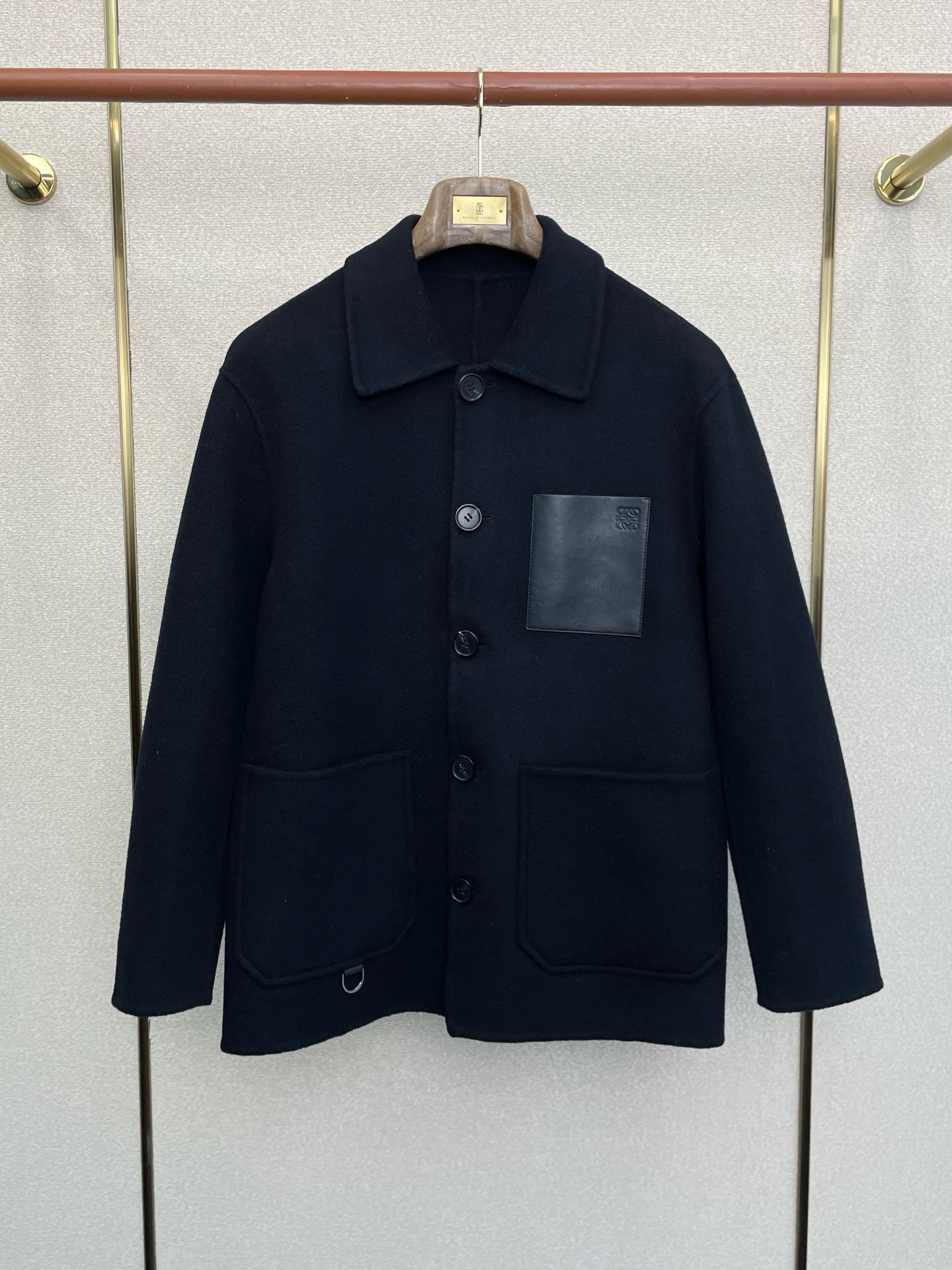 NO:656820,.Short coat-LOEWE's new style that everyone will buy!  New original men's wool double-sided woolen jacket short button classic woolen jacket channel special supply High-end goods official website counter synchronization old money style simple classic hot style. Simple and neat and refreshing business, quality workmanship details can withstand any form of inspection, definitely produced by a major factory, presenting a brand new look, giving you a unique upper body experience!  All have gone through a strict selection process, original custom-made buttons, simple, elegant and versatile styles. The upper body is elegant and handsome, giving you a brand new sense of sight!  The appearance is incomparable, the details are in place, the upper body is not picky, it is a must-have for yourself. Size M-3XL,,loewe,loewe,jackets & coats,alexander wang19860909.短款大衣-LOEWE罗意威砸锅卖铁都要上的新款！新款原单男士羊毛双面呢外套短款钮扣经典毛呢外套渠道特供 高端货官网柜台同步 老钱风格 简约经典大爆款.简洁利落又清爽商务,品质做工细节经得起任何形式检验,绝对大厂代工出品 呈现一种焕然一新,赋予你与众不同的上身体验！均经过严格的挑选工序,原版定制纽扣,简约大方百搭款 上身优雅帅气,焕然一新的即视感！品相无敌,细节都很到位,上身不挑人,必入的自留款. 码数M-3XL,,loewe,loewe,jackets & coats,alexander wang,Men's clothing