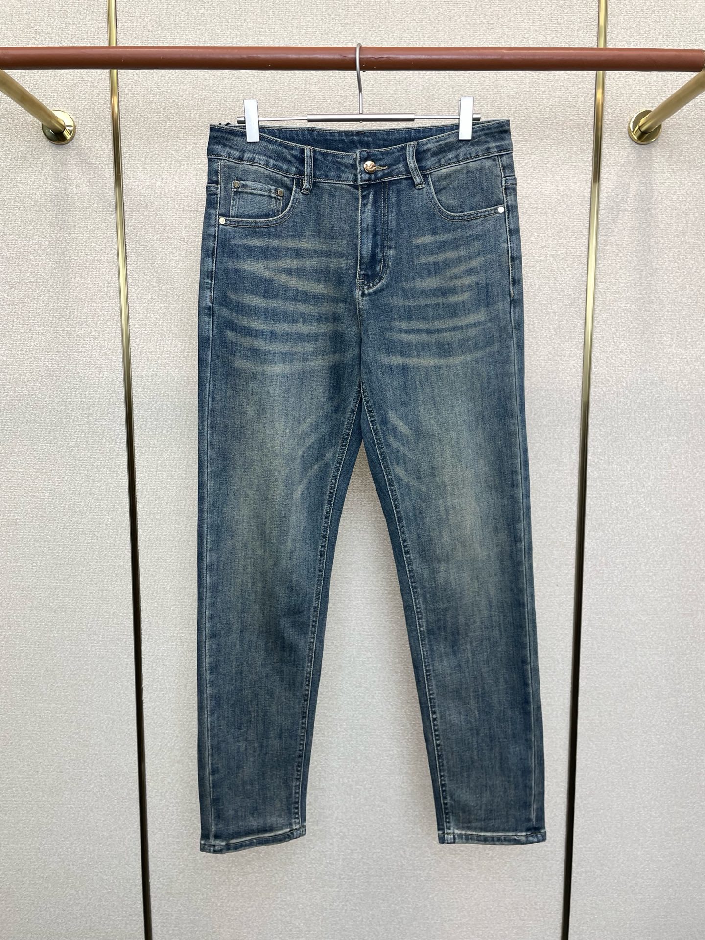 NO:656794,.ARMANI Armani is a new model that sells everything!  New high-end version of casual jeans. Customized fabrics at the counter. Highly breathable and comfortable, with impeccable details. The brand element design concept embodies high quality. It feels delicate and soft!  It presents a casual cut and the upper body shape is awesome!  Code number 29-40,,armani,armani,jeans,alexander wang19860909.ARMANI阿玛尼砸锅卖铁都要上的新款！新款休闲牛仔裤高端版本 专柜定制面料 透气舒适度高,细节无可挑剔,品牌元素设计理念,体现高品质.手感细腻柔软！呈现休闲裁剪,上身版型超赞！码数29-40,,armani,armani,jeans,alexander wang,Men's clothing