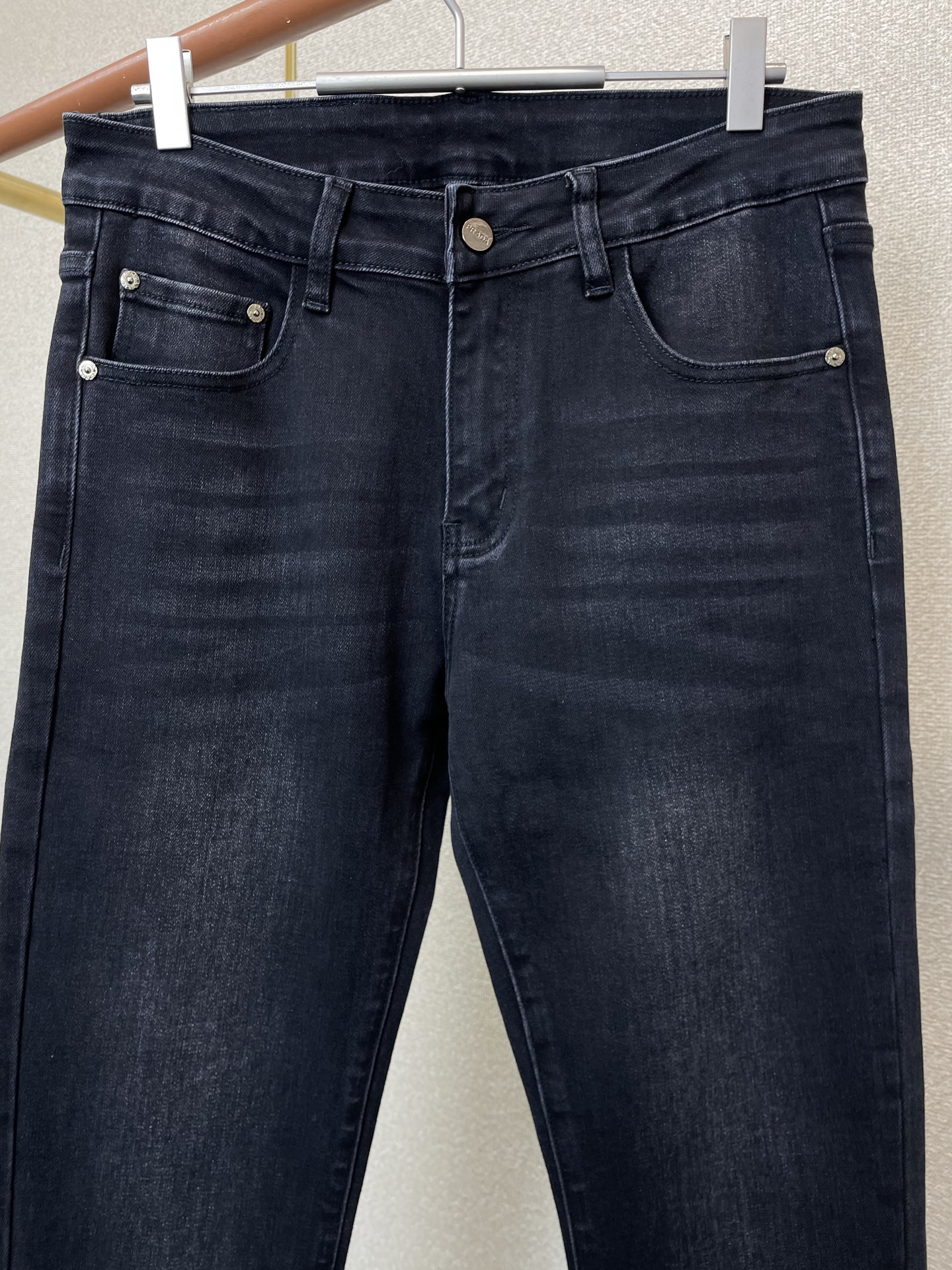 。Prada普拉达💥砸锅卖铁都要上的新款！新款休闲牛仔裤👖高端版本 专柜定制面料 透气舒适度高，细节无可