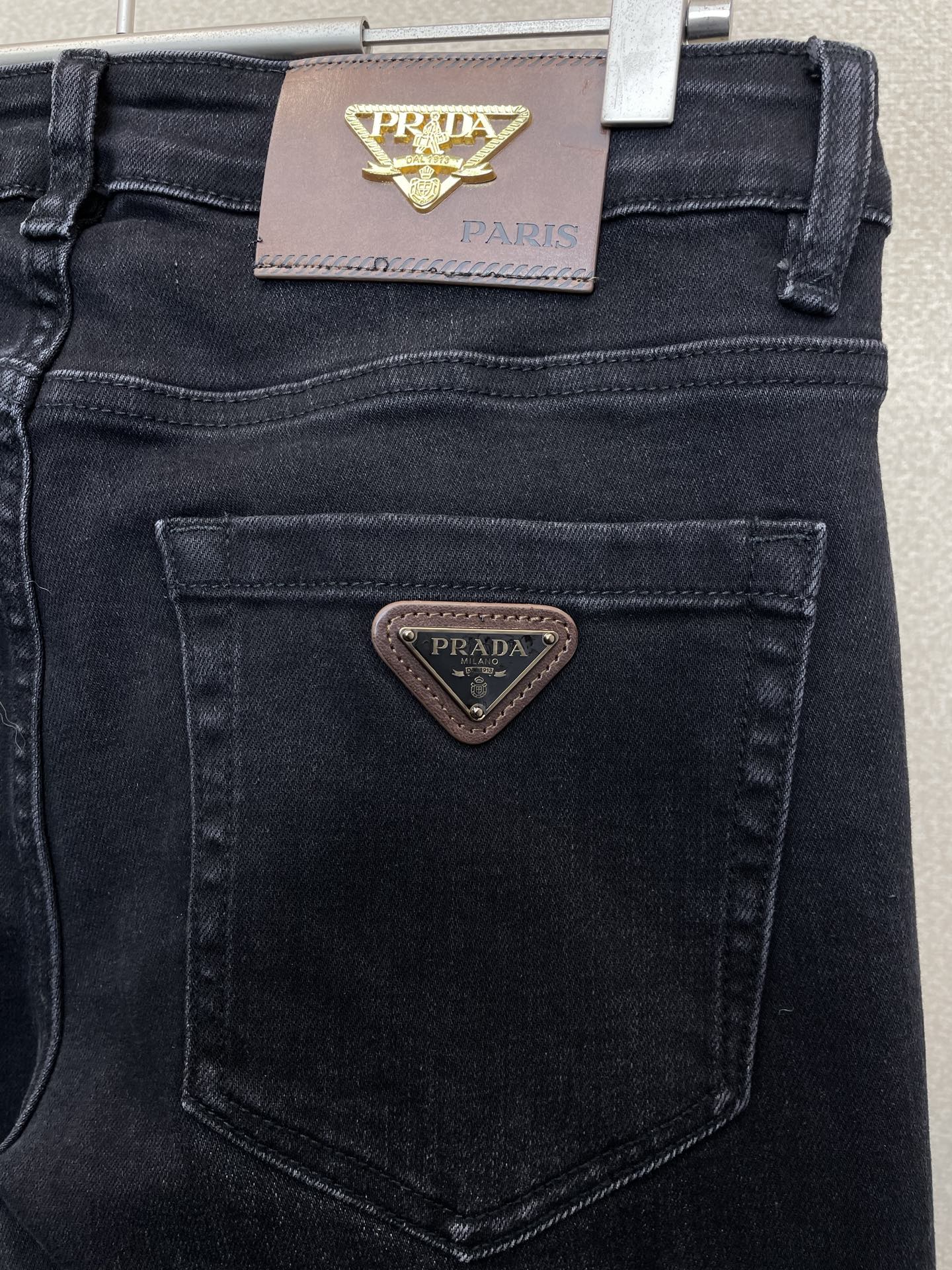 。Prada普拉达💥砸锅卖铁都要上的新款！新款休闲牛仔裤👖高端版本 专柜定制面料 透气舒适度高，细节无可