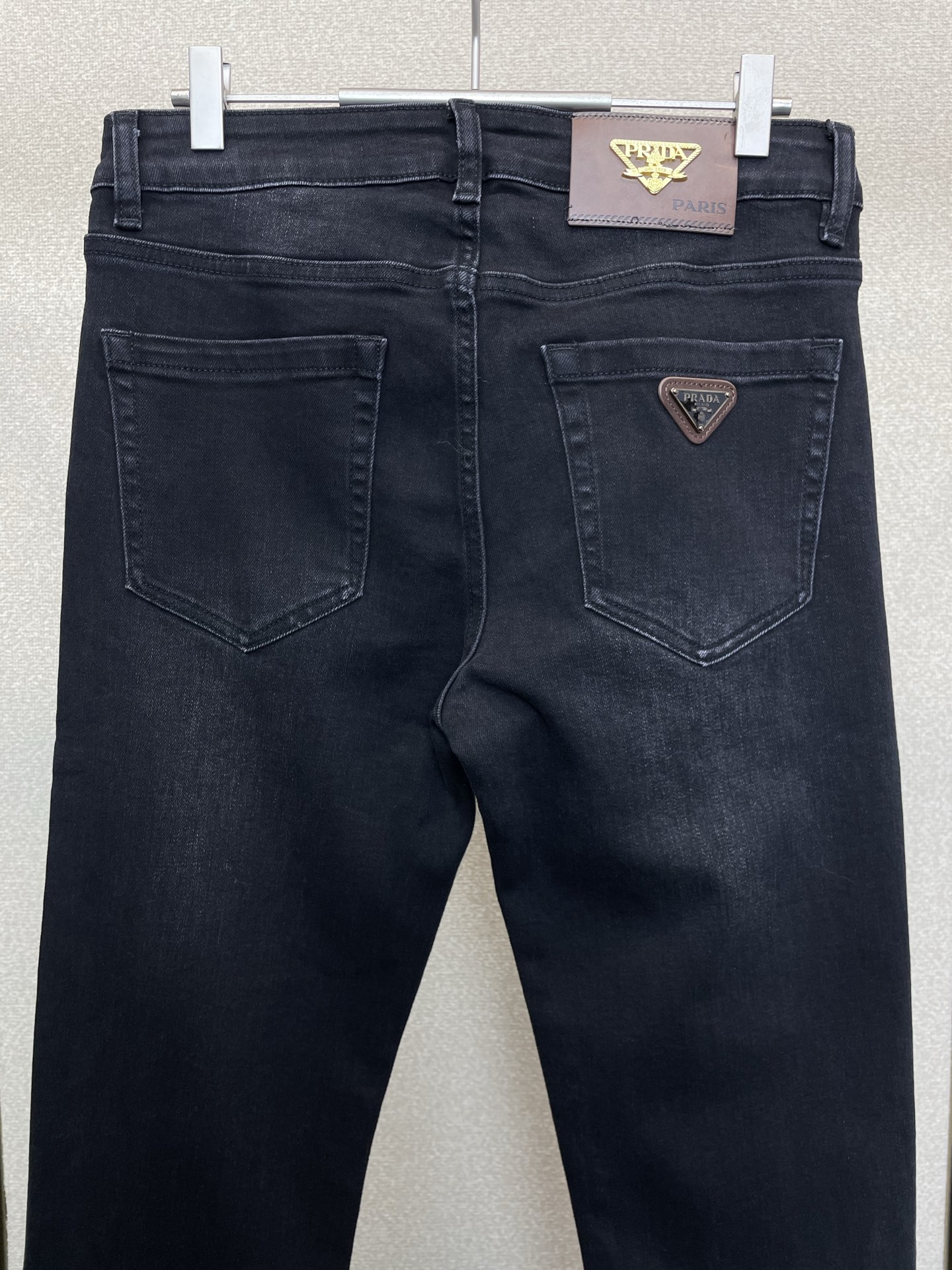 。Prada普拉达💥砸锅卖铁都要上的新款！新款休闲牛仔裤👖高端版本 专柜定制面料 透气舒适度高，细节无可