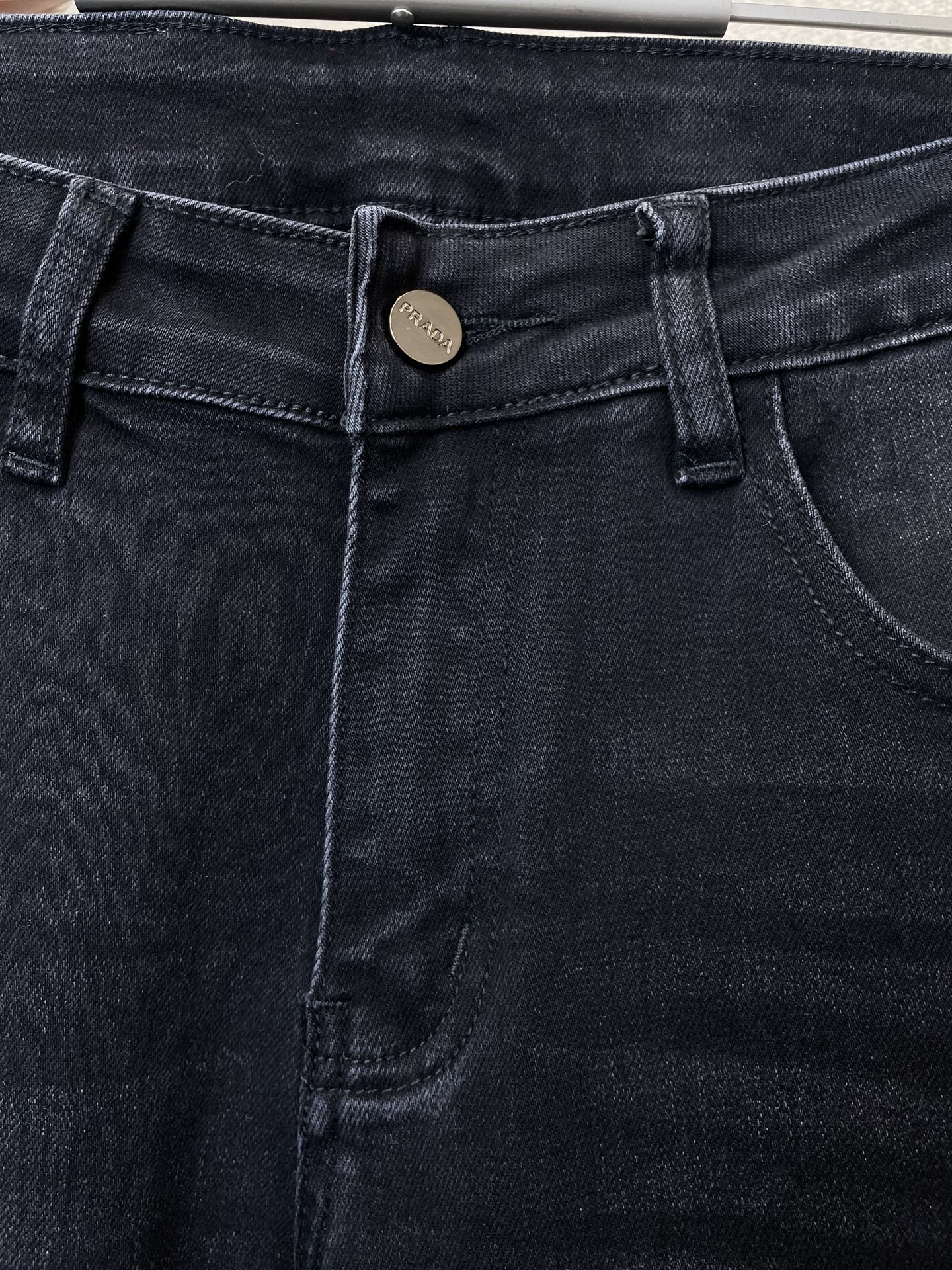 。Prada普拉达💥砸锅卖铁都要上的新款！新款休闲牛仔裤👖高端版本 专柜定制面料 透气舒适度高，细节无可