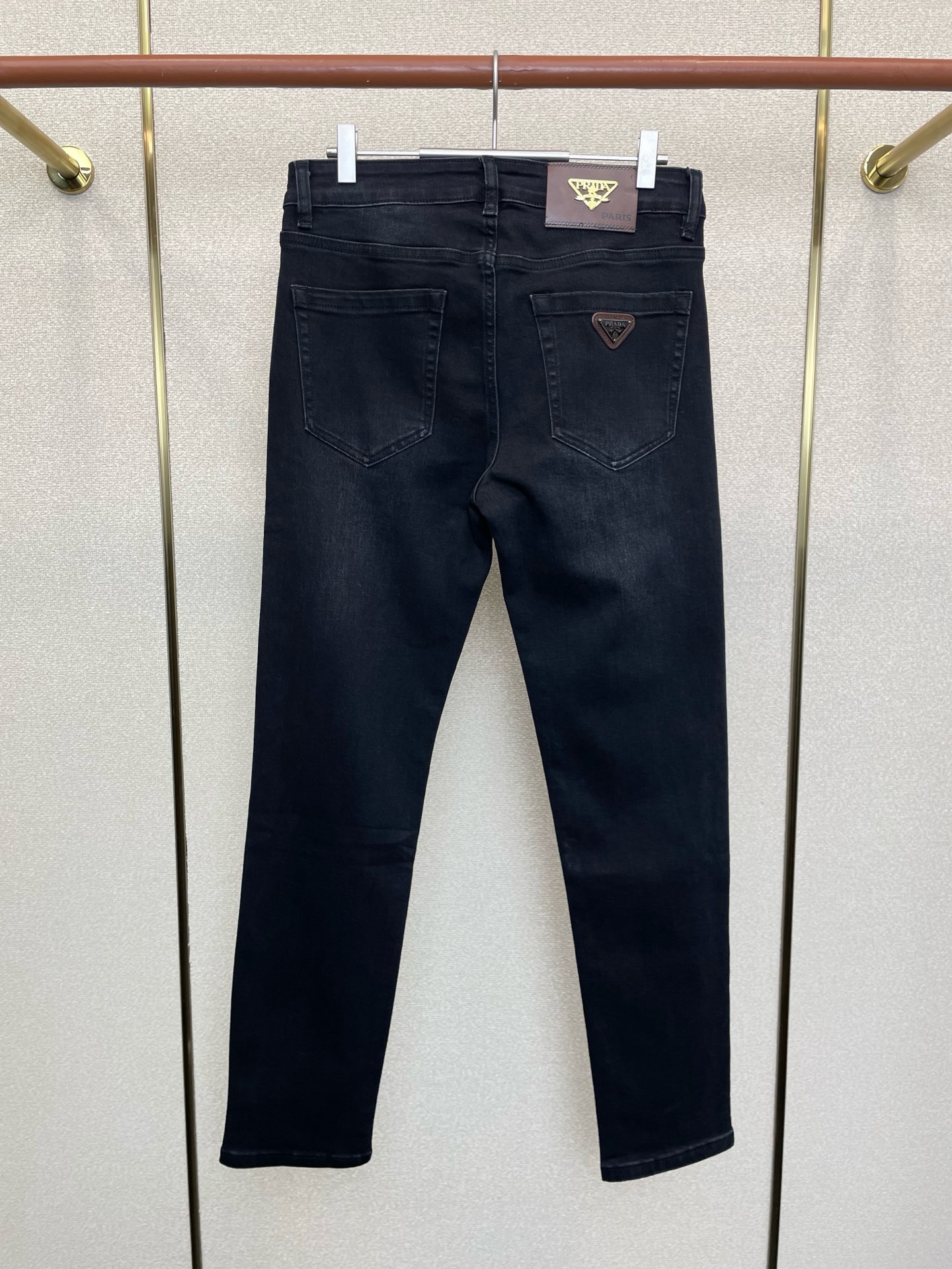 。Prada普拉达💥砸锅卖铁都要上的新款！新款休闲牛仔裤👖高端版本 专柜定制面料 透气舒适度高，细节无可