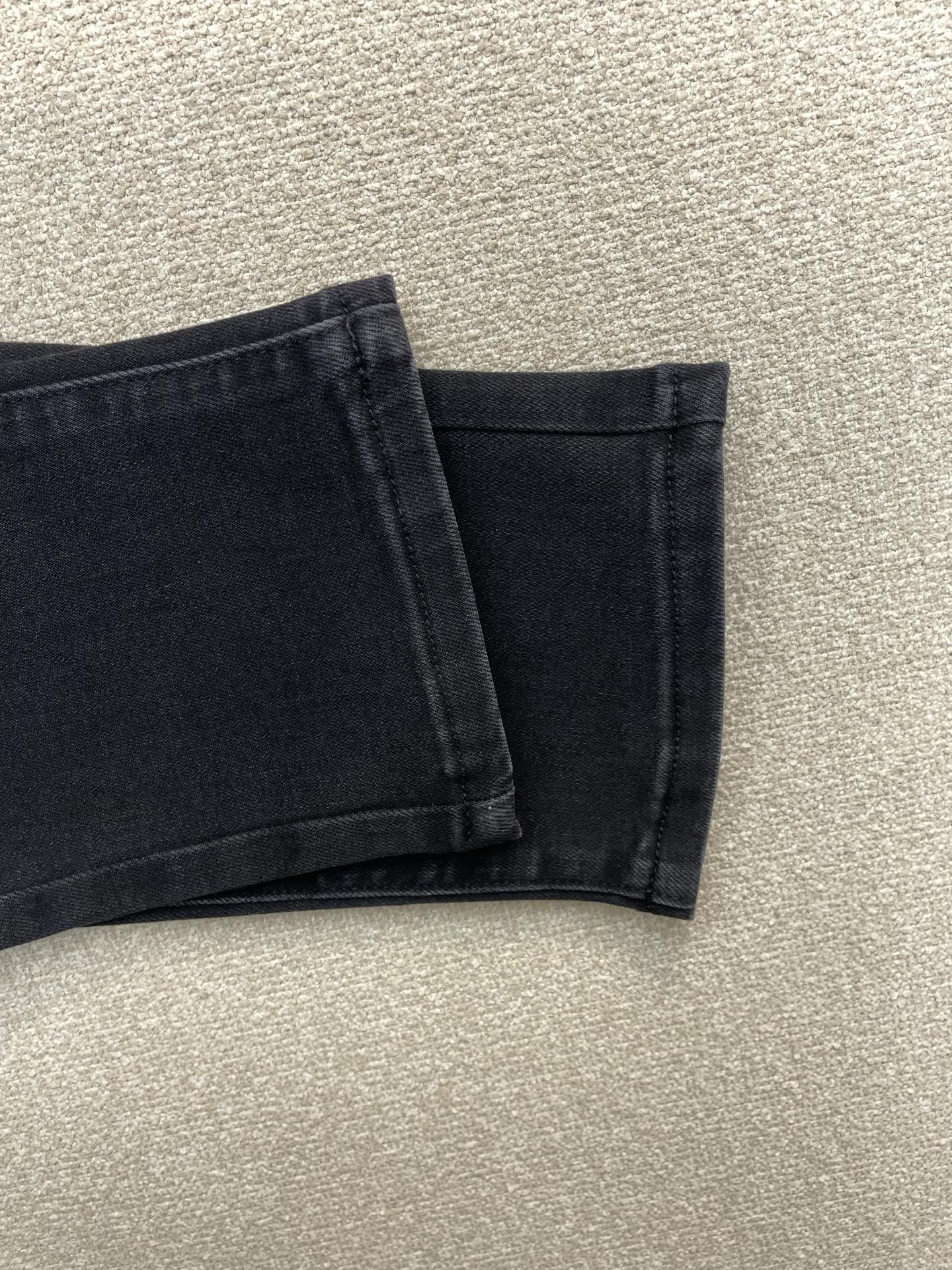 。Prada普拉达💥砸锅卖铁都要上的新款！新款休闲牛仔裤👖高端版本 专柜定制面料 透气舒适度高，细节无可