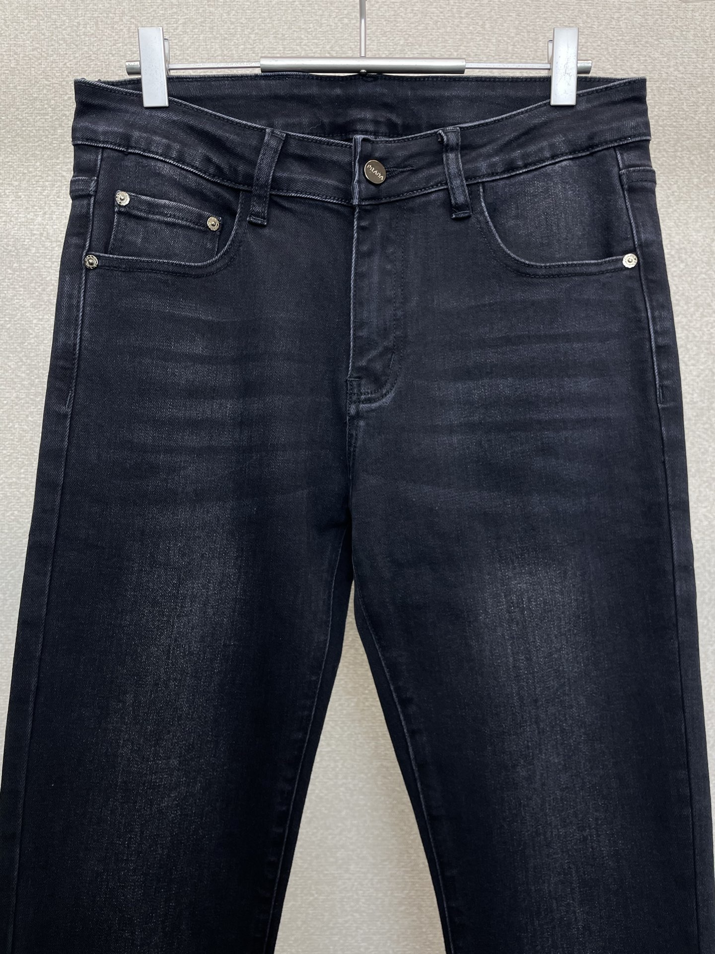 。Prada普拉达💥砸锅卖铁都要上的新款！新款休闲牛仔裤👖高端版本 专柜定制面料 透气舒适度高，细节无可