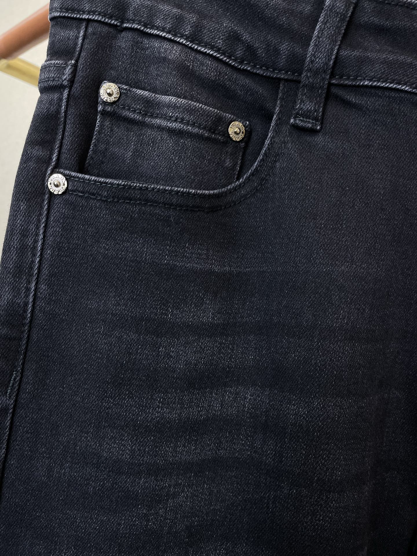 。Prada普拉达💥砸锅卖铁都要上的新款！新款休闲牛仔裤👖高端版本 专柜定制面料 透气舒适度高，细节无可