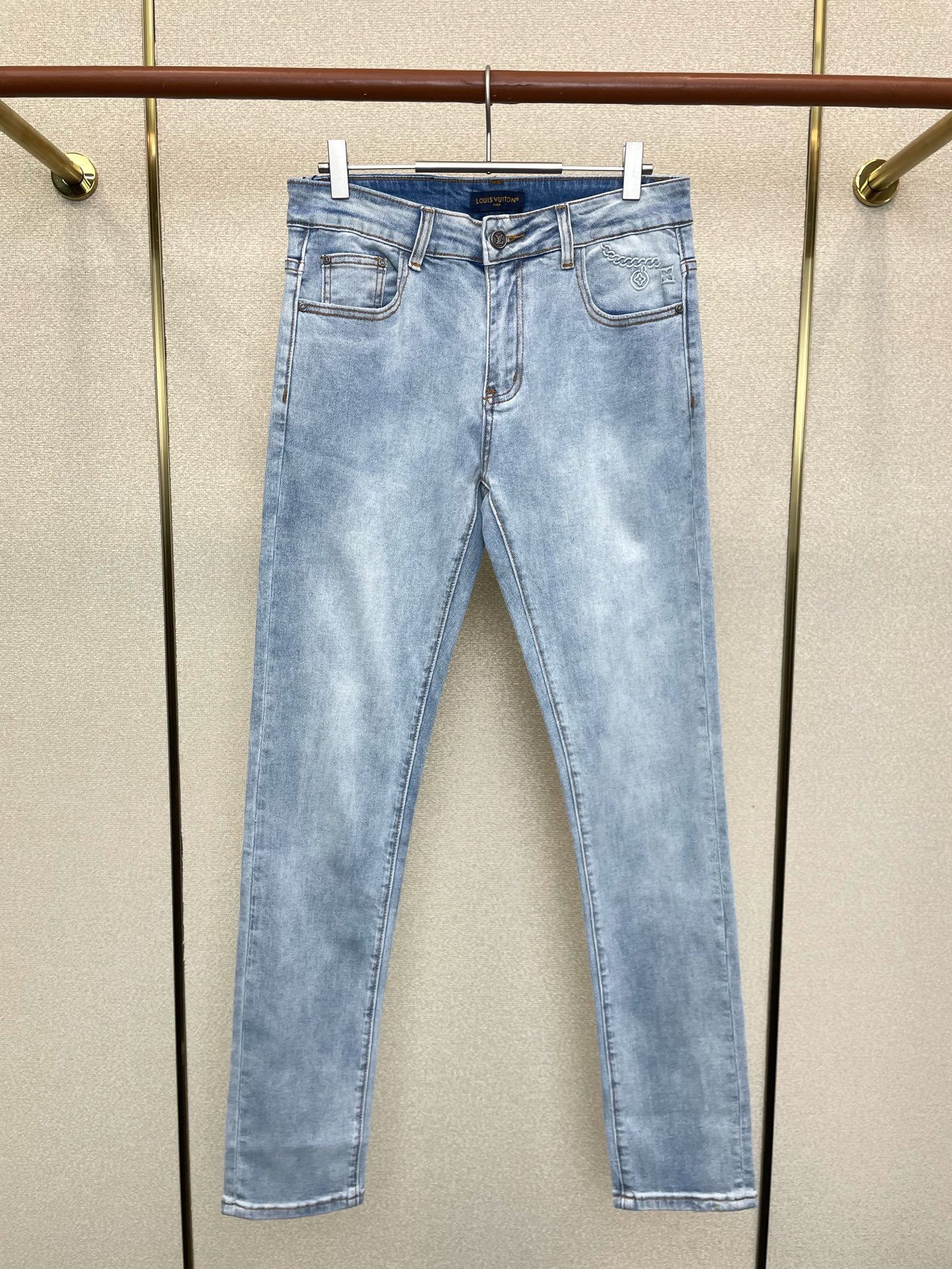 NO:656811,.Louis Vuitton Louis Vuitton’s new style is a must-have!  New high-end version of casual jeans. Customized fabrics at the counter. Highly breathable and comfortable, with impeccable details. The brand element design concept embodies high quality. It feels delicate and soft!  It presents a casual cut and the upper body shape is awesome!  Code number 29-40,,louis vuitton,louis vuitton,jeans,alexander wang19860909.Louis Vuitton路易威登砸锅卖铁都要上的新款！新款休闲牛仔裤高端版本 专柜定制面料 透气舒适度高,细节无可挑剔,品牌元素设计理念,体现高品质.手感细腻柔软！呈现休闲裁剪,上身版型超赞！码数29-40,,louis vuitton,louis vuitton,jeans,alexander wang,Men's clothing