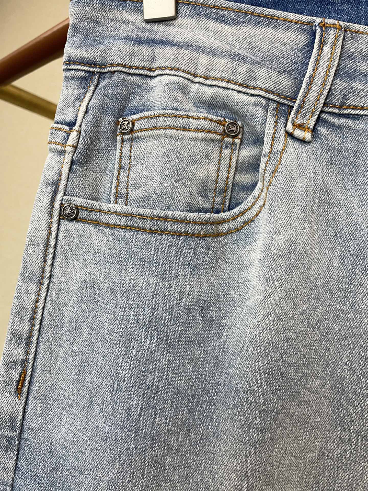 。Louis Vuitton路易威登💥砸锅卖铁都要上的新款！新款休闲牛仔裤👖高端版本 专柜定制面料 透气