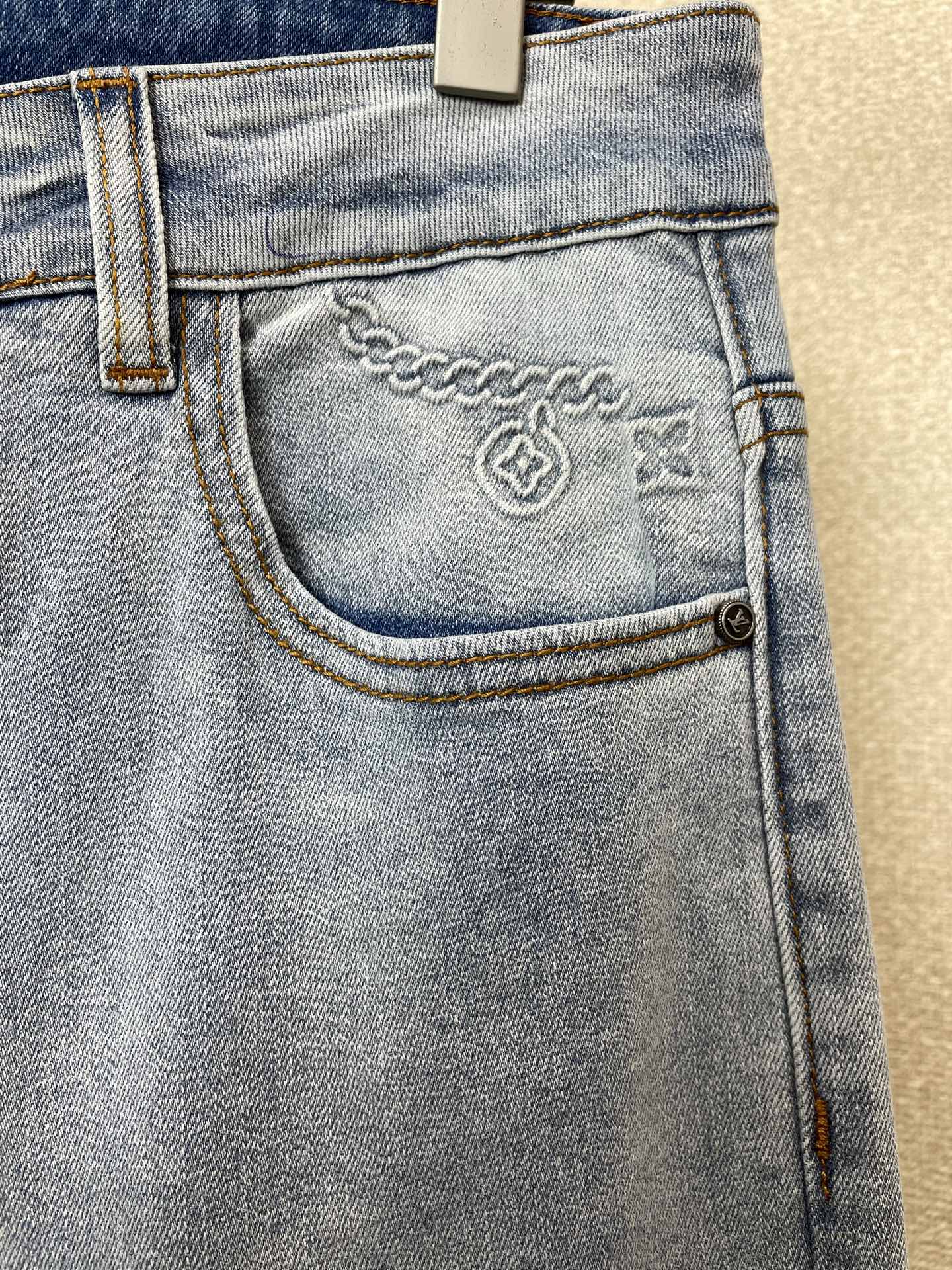 。Louis Vuitton路易威登💥砸锅卖铁都要上的新款！新款休闲牛仔裤👖高端版本 专柜定制面料 透气