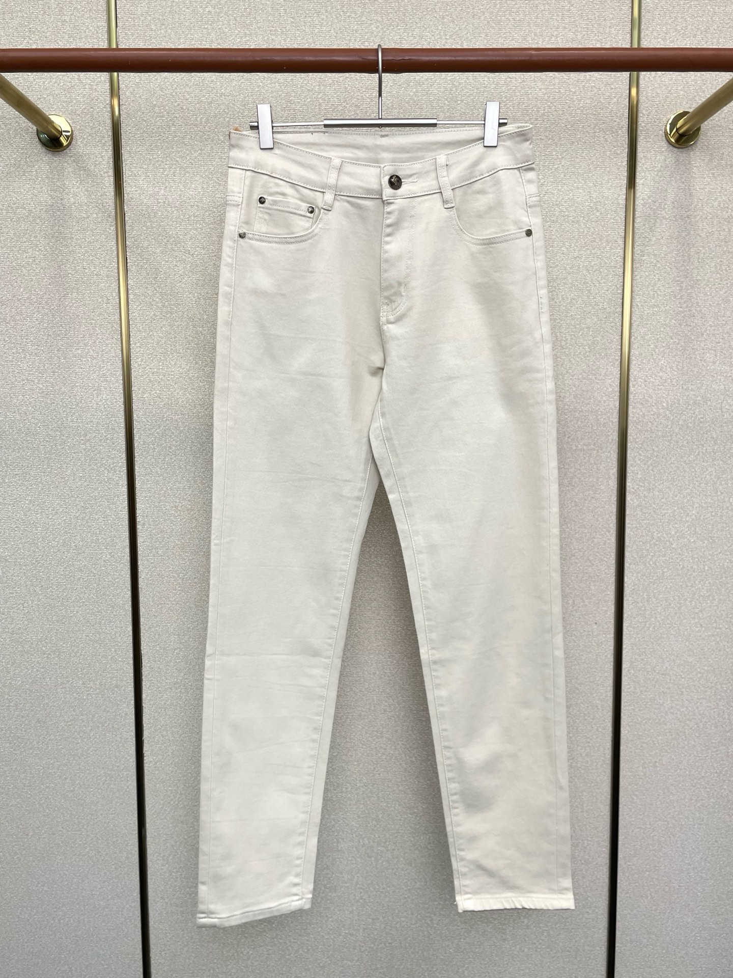 NO:656785,.Burberry’s new style is a must-have!  New high-end version of casual jeans. Customized fabrics at the counter. Highly breathable and comfortable, with impeccable details. The brand element design concept embodies high quality. It feels delicate and soft!  It presents a casual cut and the upper body shape is awesome!  Code number 29-40,,burberry,burberry,jeans,alexander wang19860909.Burberry巴宝莉砸锅卖铁都要上的新款！新款休闲牛仔裤高端版本 专柜定制面料 透气舒适度高,细节无可挑剔,品牌元素设计理念,体现高品质.手感细腻柔软！呈现休闲裁剪,上身版型超赞！码数29-40,,burberry,burberry,jeans,alexander wang,Men's clothing