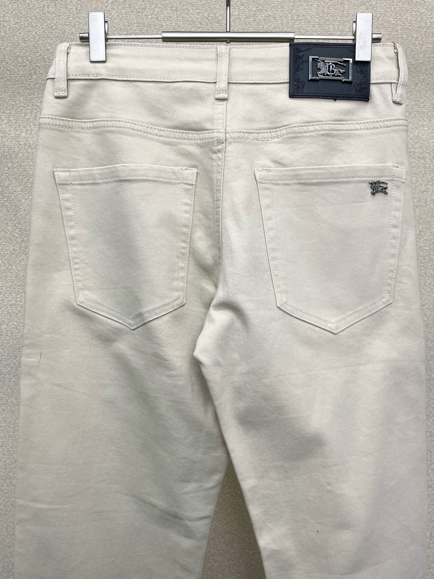 。Burberry巴宝莉💥砸锅卖铁都要上的新款！新款休闲牛仔裤👖高端版本 专柜定制面料 透气舒适度高，细