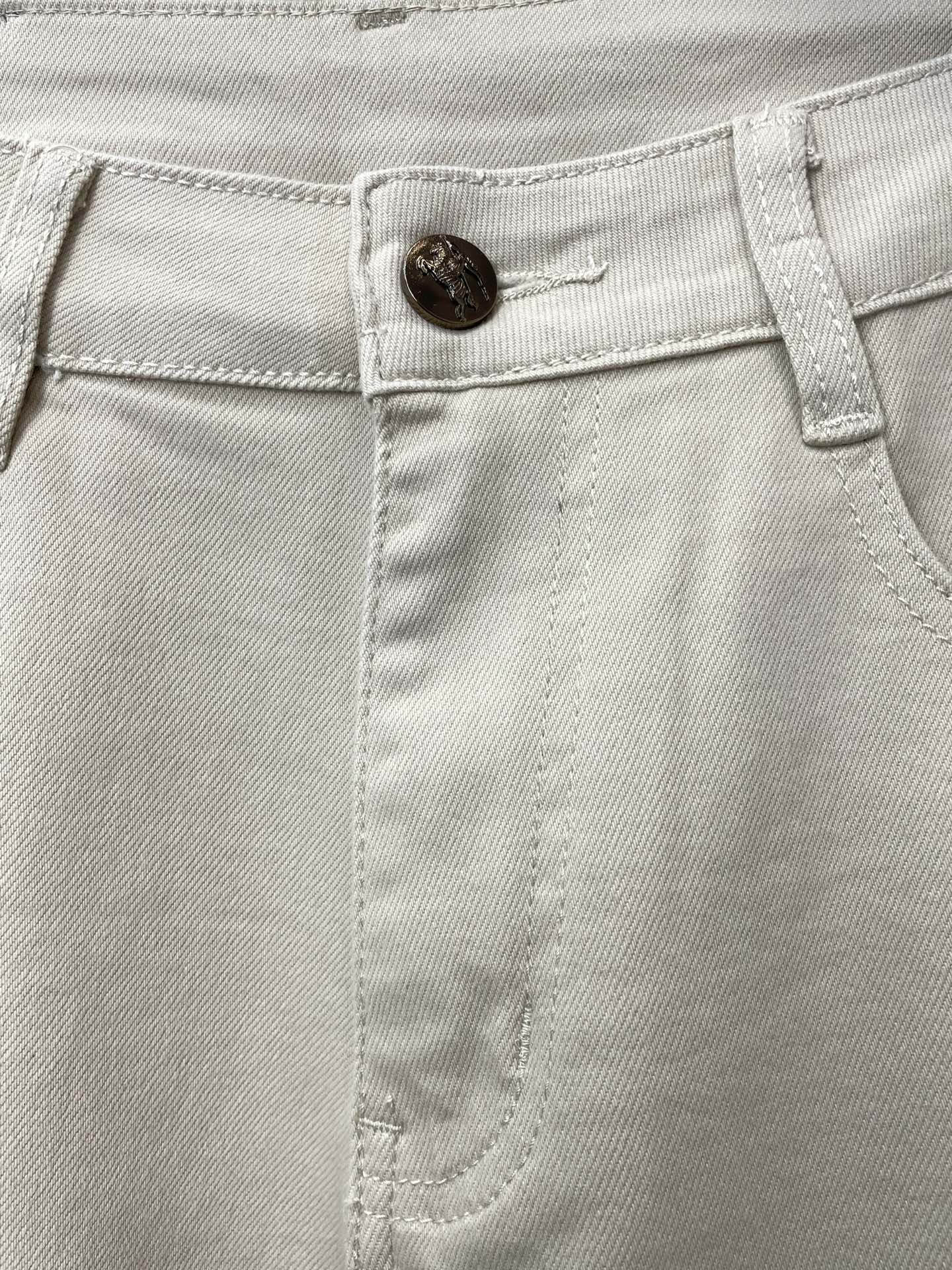 。Burberry巴宝莉💥砸锅卖铁都要上的新款！新款休闲牛仔裤👖高端版本 专柜定制面料 透气舒适度高，细