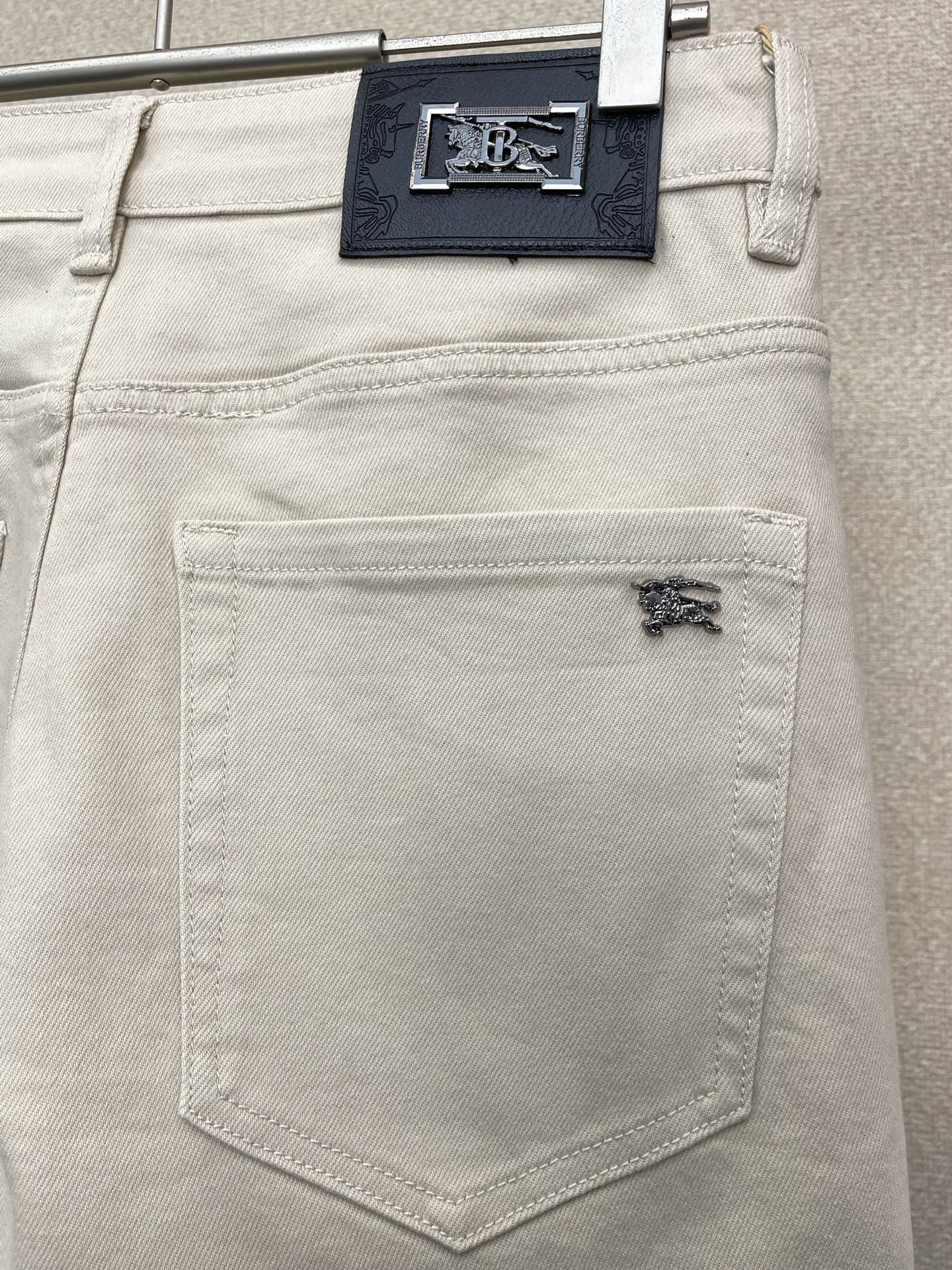 。Burberry巴宝莉💥砸锅卖铁都要上的新款！新款休闲牛仔裤👖高端版本 专柜定制面料 透气舒适度高，细