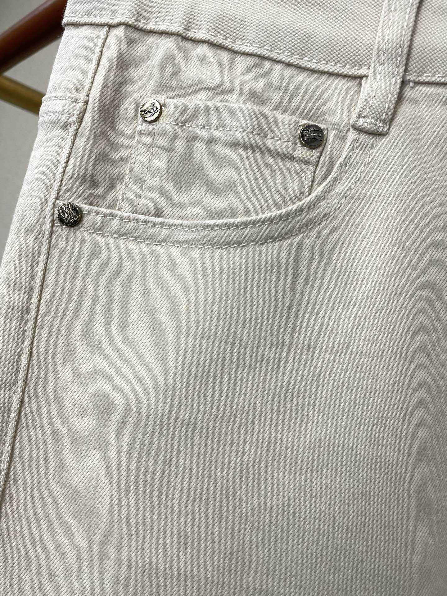 。Burberry巴宝莉💥砸锅卖铁都要上的新款！新款休闲牛仔裤👖高端版本 专柜定制面料 透气舒适度高，细