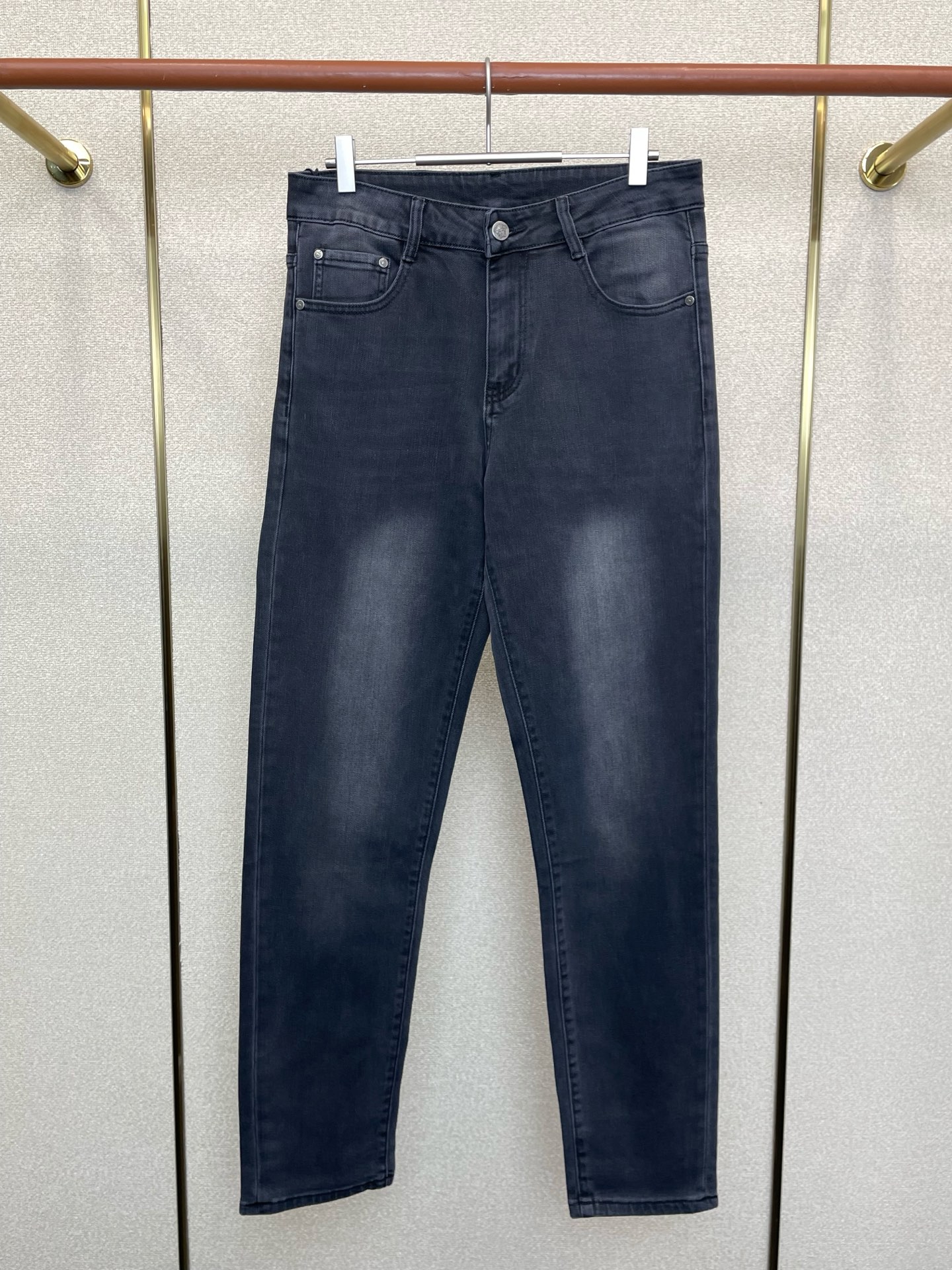 NO:649272,.VERSACE Versace exclusively provides high-end versions of new casual jeans. Custom-made fabrics at the counter. Highly breathable and comfortable, with impeccable details. The brand element design concept embodies high quality. It feels delicate and soft!  It presents a casual cut and the upper body shape is awesome!  Code number 29-40,,versace,versace,jeans,alexander wang19860909.VERSACE范思哲独家专供新款休闲牛仔裤高端版本 专柜定制面料 透气舒适度高,细节无可挑剔,品牌元素设计理念,体现高品质.手感细腻柔软！呈现休闲裁剪,上身版型超赞！码数29-40,,versace,versace,jeans,alexander wang,Men's clothing