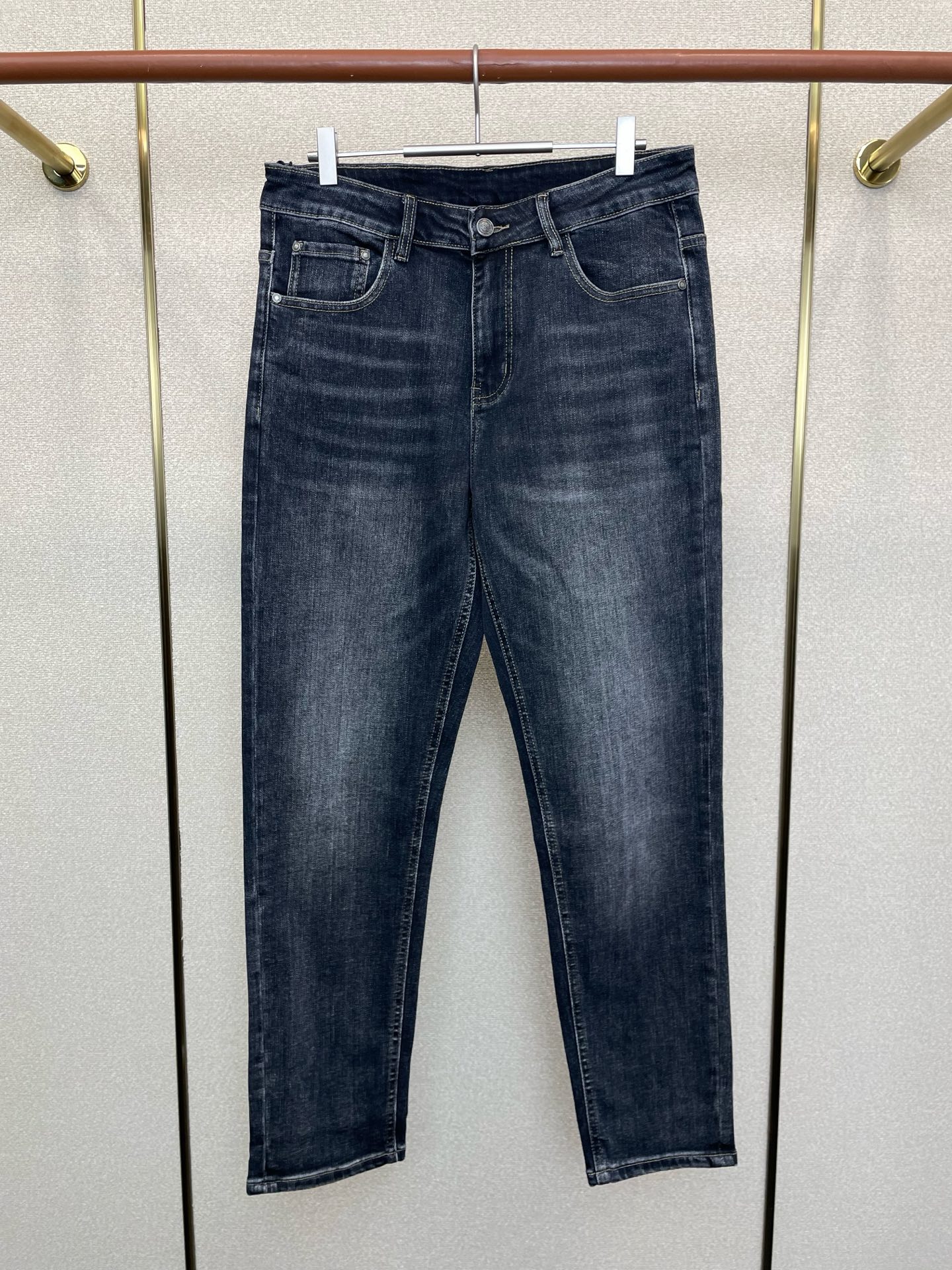 NO:649308,.LOEWE exclusively provides high-end versions of new casual jeans. Custom-made fabrics at the counter. Highly breathable and comfortable, with impeccable details. The brand element design concept embodies high quality. It feels delicate and soft!  It presents a casual cut and the upper body shape is awesome!  Code number 29-40,,loewe,loewe,jeans,alexander wang19860909.LOEWE罗意威独家专供新款休闲牛仔裤高端版本 专柜定制面料 透气舒适度高,细节无可挑剔,品牌元素设计理念,体现高品质.手感细腻柔软！呈现休闲裁剪,上身版型超赞！码数29-40,,loewe,loewe,jeans,alexander wang,Men's clothing