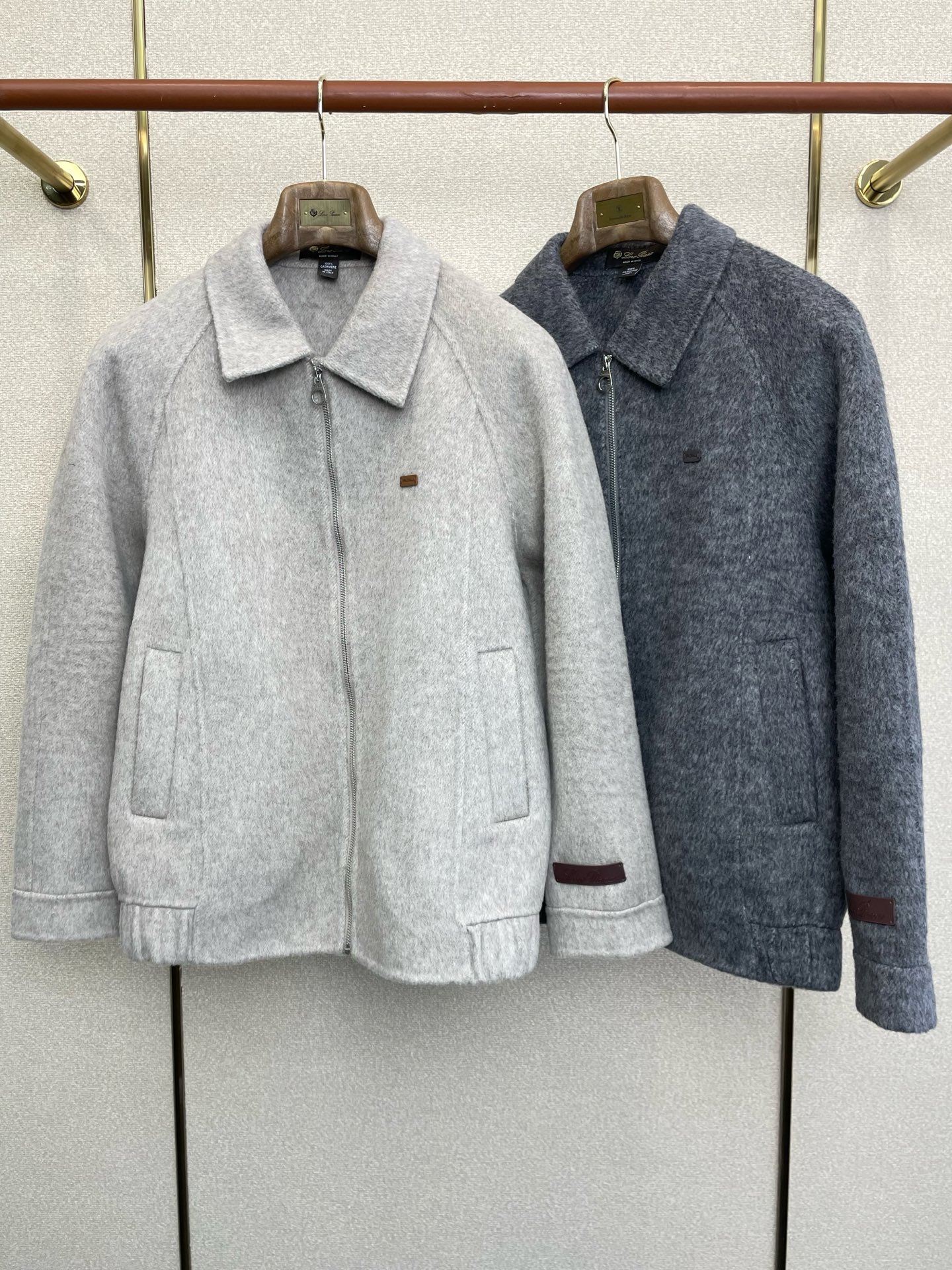 NO:656823,.Short coat-LP-Loro Piana is a must-have new style!  New original men's wool double-sided woolen jacket short breasted classic woolen jacket channel special supply High-end goods official website counter synchronization old money style simple classic hot style. Simple and neat and refreshing business, quality workmanship details can withstand any form of inspection, definitely produced by a major factory, presenting a brand new look, giving you a unique upper body experience!  All have gone through a strict selection process, original custom-made buttons, simple, elegant and versatile styles. The upper body is elegant and handsome, giving you a brand new sense of sight!  The appearance is incomparable, the details are in place, the upper body is not picky, and it is a must-have. Size M-3XL,,loro piana,loro piana,jackets & coats,alexander wang19860909.短款大衣-LP-Loro Piana诺悠翩雅砸锅卖铁都要上的新款！新款原单男士羊毛双面呢外套短款排扣经典毛呢外套渠道特供 高端货官网柜台同步 老钱风格 简约经典大爆款.简洁利落又清爽商务,品质做工细节经得起任何形式检验,绝对大厂代工出品 呈现一种焕然一新,赋予你与众不同的上身体验！均经过严格的挑选工序,原版定制纽扣,简约大方百搭款 上身优雅帅气,焕然一新的即视感！品相无敌,细节都很到位,上身不挑人,必入的自留款. 码数M-3XL,,loro piana,loro piana,jackets & coats,alexander wang,Men's clothing