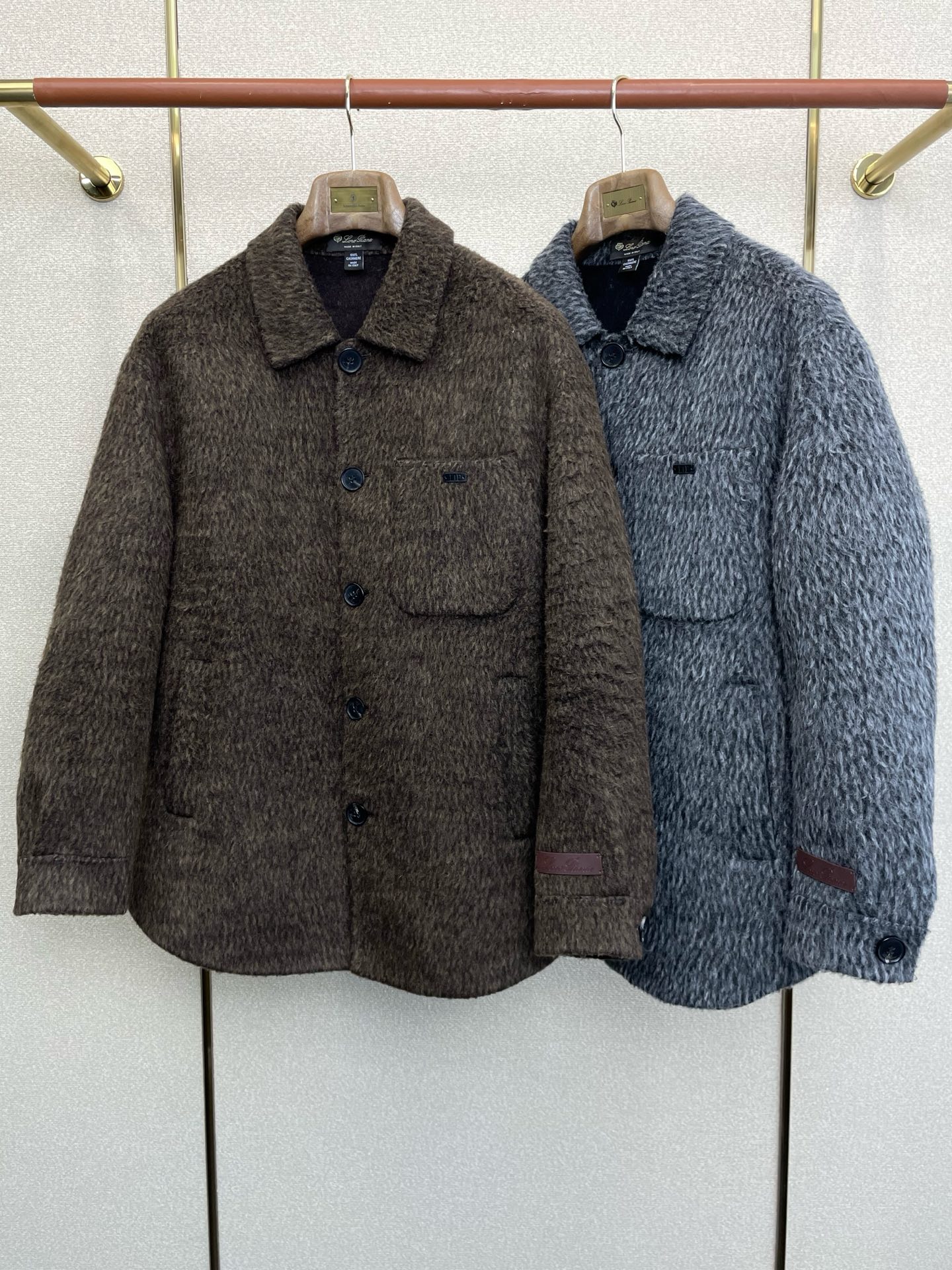 NO:656828,.Short coat-LP-Loro Piana is a must-have new style!  New original men's wool double-sided woolen jacket short breasted classic woolen jacket channel special supply High-end goods official website counter synchronization old money style simple classic hot style. Simple and neat and refreshing business, quality workmanship details can withstand any form of inspection, definitely produced by a major factory, presenting a brand new look, giving you a unique upper body experience!  All have gone through a strict selection process, original custom-made buttons, imported Suli alpaca velvet, simple, elegant and versatile, with an elegant and handsome upper body, giving you a brand new sense of sight!  The appearance is incomparable, the details are in place, the upper body is not picky, and it is a must-have. Size M-2XL (too large),,loro piana,loro piana,jackets & coats,alexander wang19860909.短款大衣-LP-Loro Piana诺悠翩雅砸锅卖铁都要上的新款！新款原单男士羊毛双面呢外套短款排扣经典毛呢外套渠道特供 高端货官网柜台同步 老钱风格 简约经典大爆款.简洁利落又清爽商务,品质做工细节经得起任何形式检验,绝对大厂代工出品 呈现一种焕然一新,赋予你与众不同的上身体验！均经过严格的挑选工序,原版定制纽扣,进口苏力羊驼绒 简约大方百搭款 上身优雅帅气,焕然一新的即视感！品相无敌,细节都很到位,上身不挑人,必入的自留款. 码数M-2XL（偏大）,,loro piana,loro piana,jackets & coats,alexander wang,Men's clothing