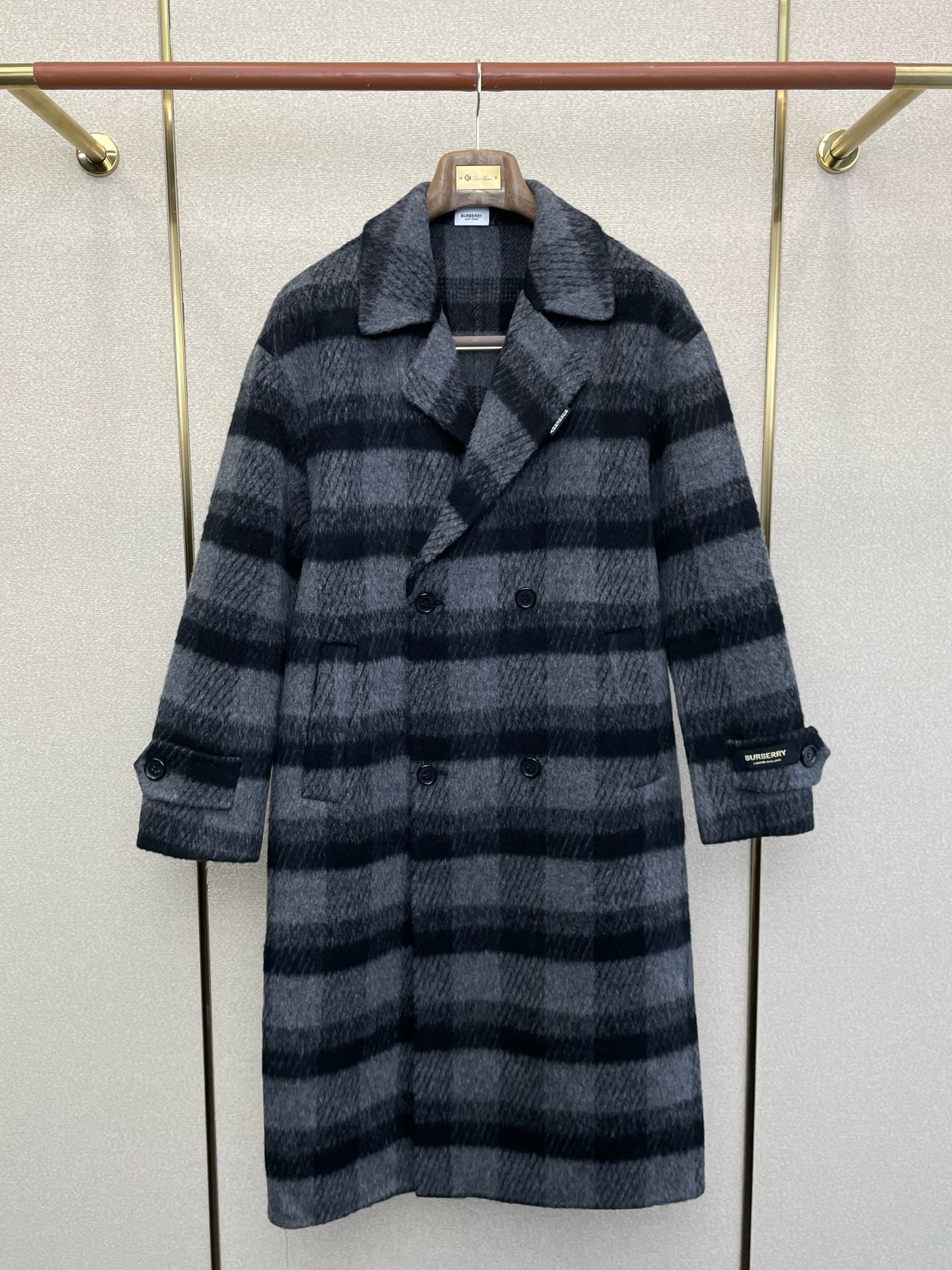 NO:656833,.Extra long coat-BURBERRY’s new style that everyone wants to buy!  New original single men's wool double-sided woolen coat, long breasted classic woolen coat channel special supply, high-end goods official website counter synchronization, old money style, simple and classic hot style. Simple, neat and refreshing business, quality workmanship details can withstand any form of inspection, definitely produced by a major factory, presenting a brand new look, giving you a unique upper body experience!  All have gone through a strict selection process, original custom-made buttons, simple, elegant and versatile styles. The upper body is elegant and handsome, giving you a brand new sense of sight!  The appearance is incomparable, the details are in place, the upper body is not picky, and it is a must-have. Size M-3XL (too large),, burberry, burberry, jackets & coats, alexander wang19860909.超长款大衣-BURBERRY巴宝莉砸锅卖铁都要上的新款！新款原单男士羊毛双面呢外套长款排扣经典毛呢外套渠道特供 高端货官网柜台同步 老钱风格 简约经典大爆款.简洁利落又清爽商务,品质做工细节经得起任何形式检验,绝对大厂代工出品 呈现一种焕然一新,赋予你与众不同的上身体验！均经过严格的挑选工序,原版定制纽扣,简约大方百搭款 上身优雅帅气,焕然一新的即视感！品相无敌,细节都很到位,上身不挑人,必入的自留款. 码数M-3XL（偏大）,,burberry,burberry,jackets & coats,alexander wang,Men's clothing