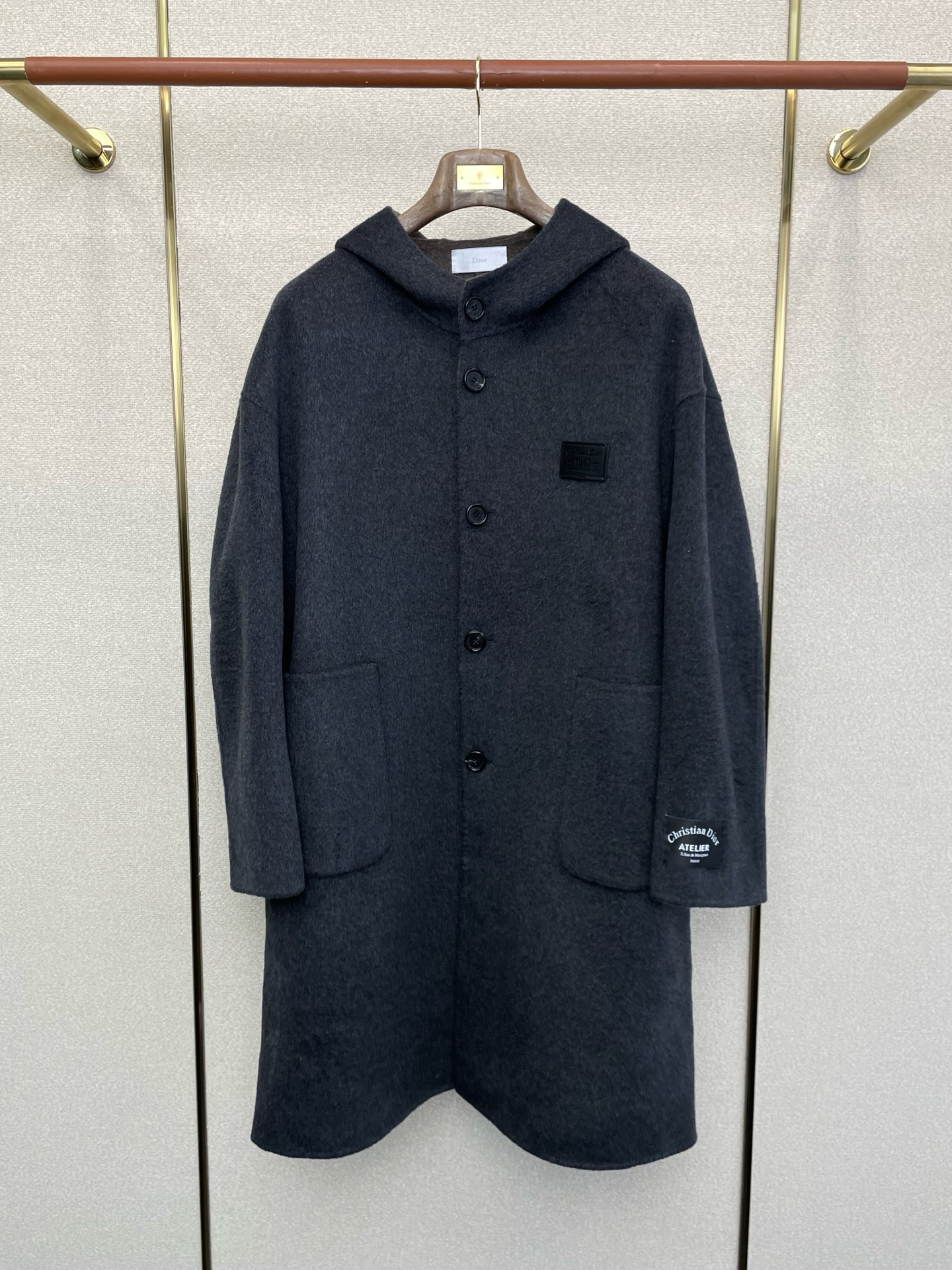 NO:656838,.Extra-long coat - Dior’s new style that everyone wants to buy!  New original single men's wool double-sided woolen coat, long breasted classic woolen coat channel special supply, high-end goods official website counter synchronization, old money style, simple and classic hot style. Simple, neat and refreshing business, quality workmanship details can withstand any form of inspection, definitely produced by a major factory, presenting a brand new look, giving you a unique upper body experience!  All have gone through a strict selection process, original custom-made buttons, simple, elegant and versatile styles. The upper body is elegant and handsome, giving you a brand new sense of sight!  The appearance is incomparable, the details are in place, the upper body is not picky, and it is a must-have. Size M-3XL (too large), dior, dior, jackets & coats, alexander wang19860909.超长款大衣- Dior迪奥砸锅卖铁都要上的新款！新款原单男士羊毛双面呢外套长款排扣经典毛呢外套渠道特供 高端货官网柜台同步 老钱风格 简约经典大爆款.简洁利落又清爽商务,品质做工细节经得起任何形式检验,绝对大厂代工出品 呈现一种焕然一新,赋予你与众不同的上身体验！均经过严格的挑选工序,原版定制纽扣,简约大方百搭款 上身优雅帅气,焕然一新的即视感！品相无敌,细节都很到位,上身不挑人,必入的自留款. 码数M-3XL（偏大）,,dior,dior,jackets & coats,alexander wang,Men's clothing