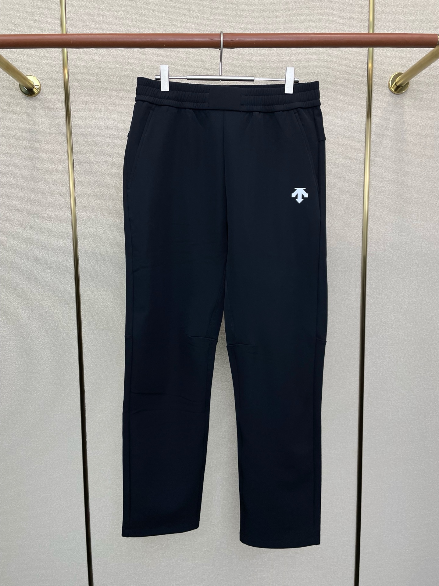 NO:656799,.DESCENTE is a new style that Desante will sell at all costs!  New casual pants high-end version!  Custom-made fabrics at the counter are highly breathable and comfortable, with impeccable details and brand element design concepts, reflecting high quality. It feels delicate and soft!  It presents a casual cut and the upper body shape is awesome!  Size M-4XL,,alexander wang19860909.DESCENTE迪桑特砸锅卖铁都要上的新款！新款休闲裤 高端版本！专柜定制面料 透气舒适度高,细节无可挑剔,品牌元素设计理念,体现高品质.手感细腻柔软！呈现休闲裁剪,上身版型超赞！码数M-4XL,,alexander wang,Men's clothing