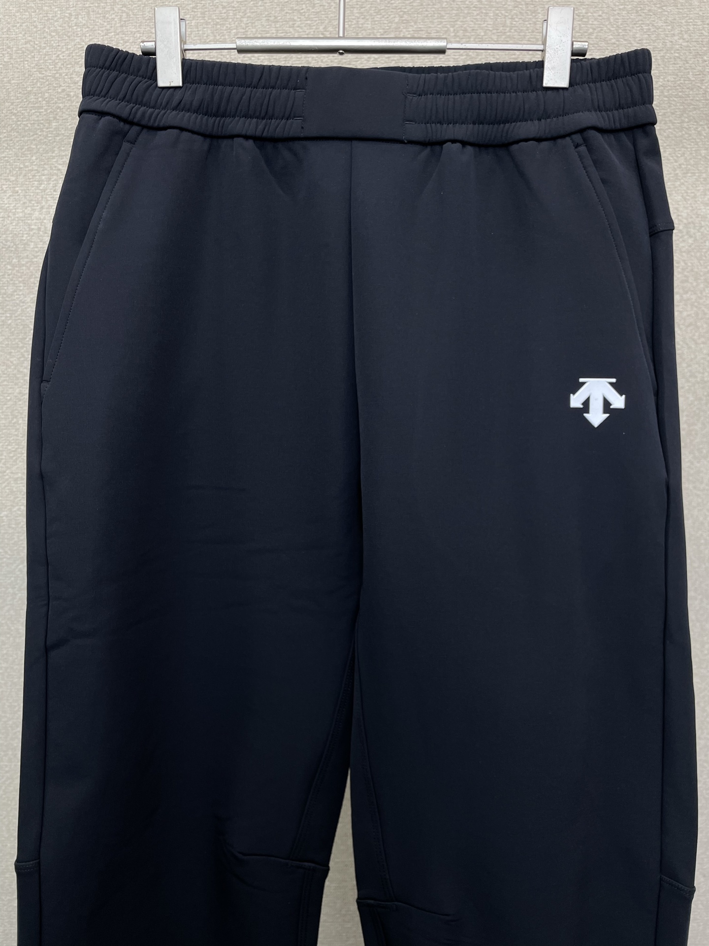 。DESCENTE迪桑特💥砸锅卖铁都要上的新款！新款休闲裤 高端版本！专柜定制面料 透气舒适度高，细节无