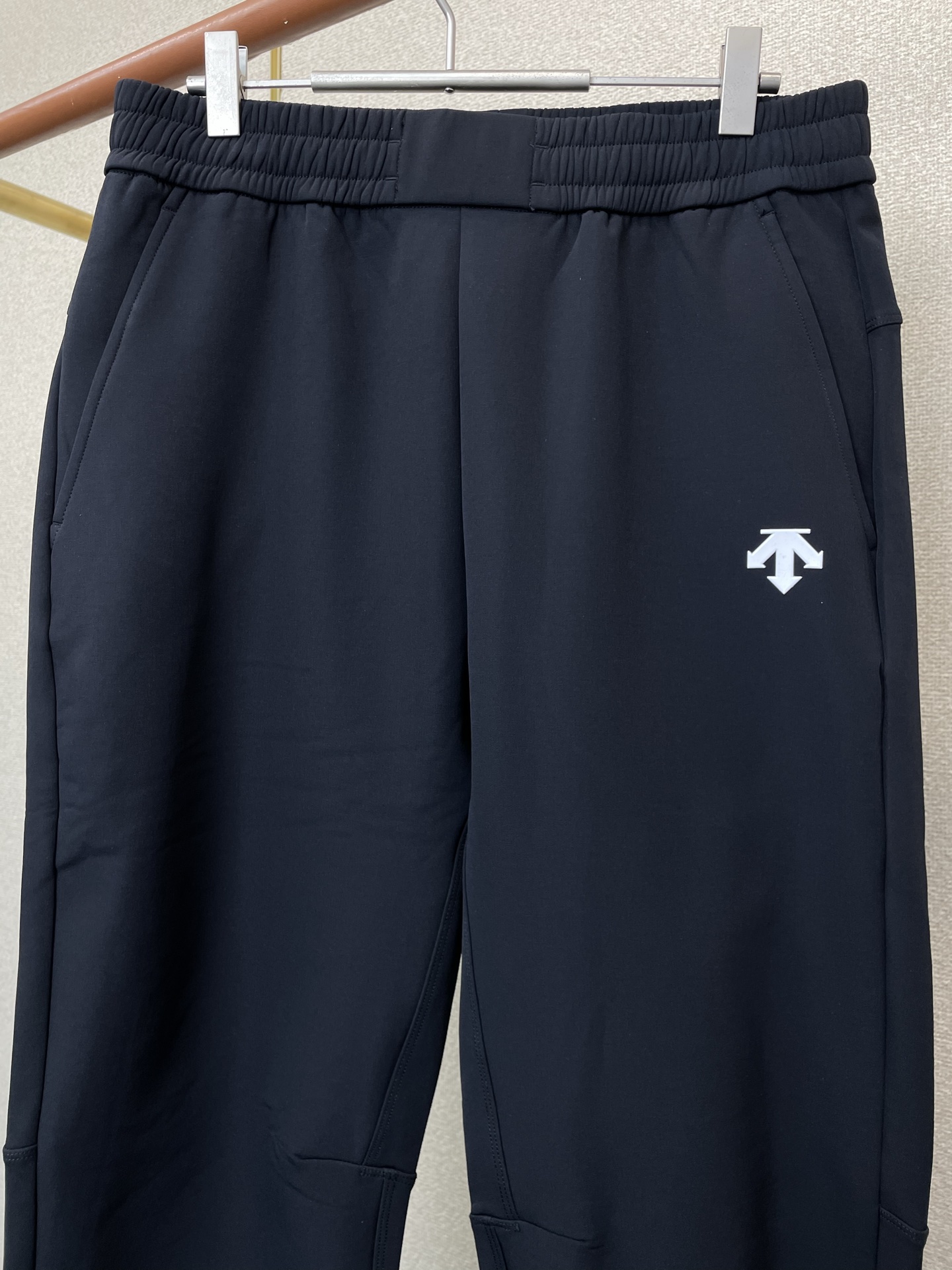 。DESCENTE迪桑特💥砸锅卖铁都要上的新款！新款休闲裤 高端版本！专柜定制面料 透气舒适度高，细节无