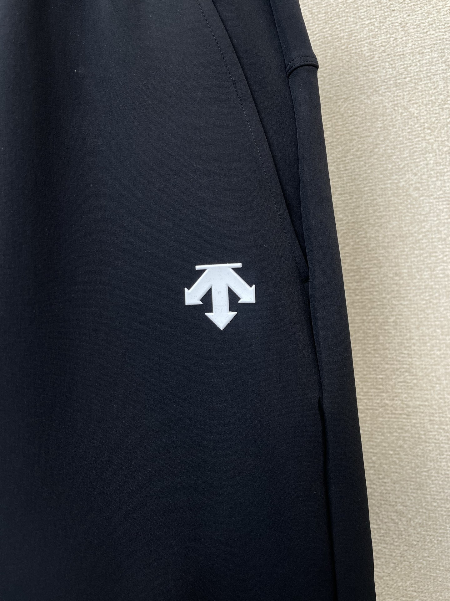 。DESCENTE迪桑特💥砸锅卖铁都要上的新款！新款休闲裤 高端版本！专柜定制面料 透气舒适度高，细节无