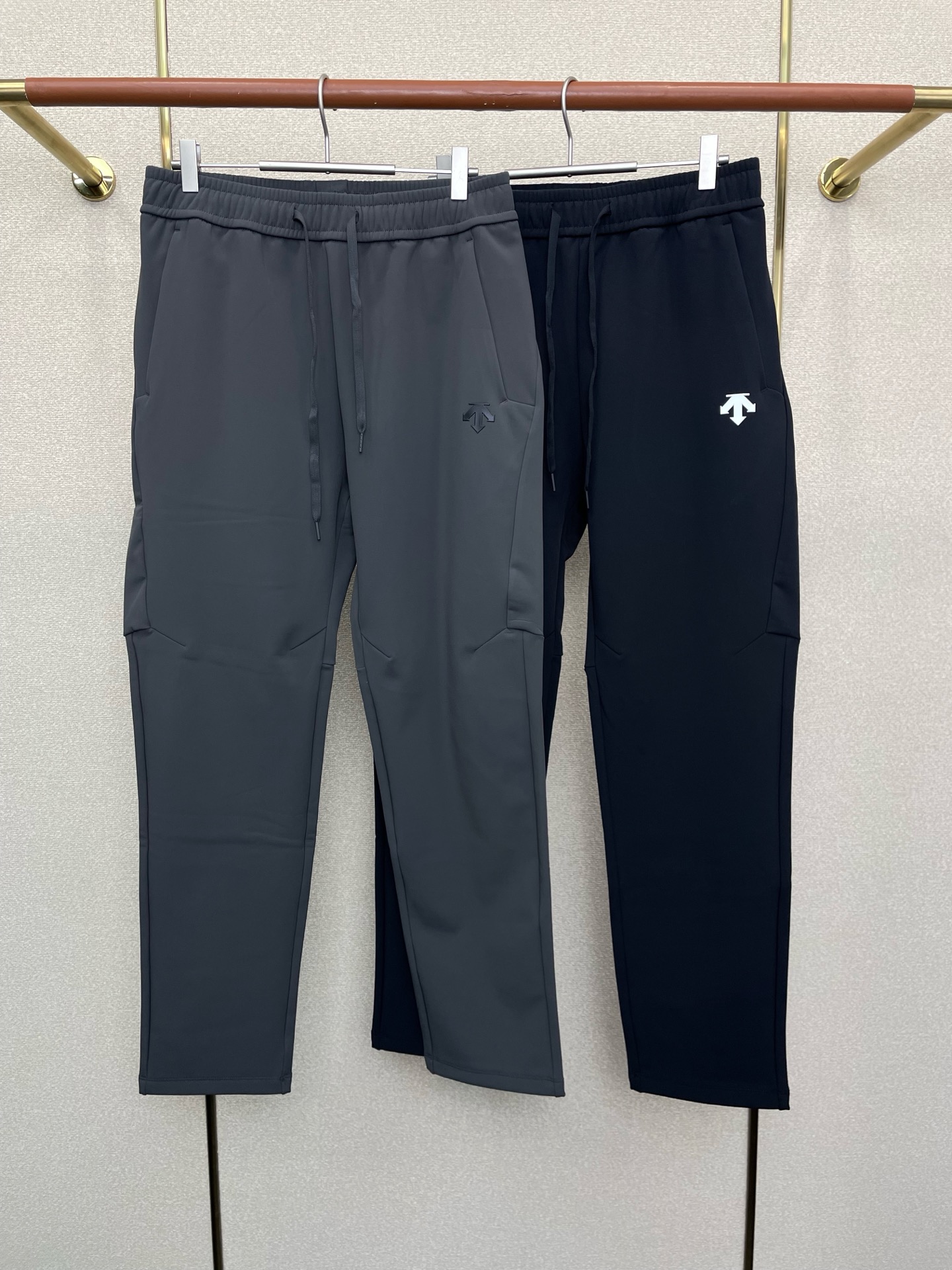 NO:656791,.DESCENTE is a new style that Desante will sell at all costs!  New casual pants high-end version!  Custom-made fabrics at the counter are highly breathable and comfortable, with impeccable details and brand element design concepts, reflecting high quality. It feels delicate and soft!  It presents a casual cut and the upper body shape is awesome!  Size M-4XL,,alexander wang19860909.DESCENTE迪桑特砸锅卖铁都要上的新款！新款休闲裤 高端版本！专柜定制面料 透气舒适度高,细节无可挑剔,品牌元素设计理念,体现高品质.手感细腻柔软！呈现休闲裁剪,上身版型超赞！码数M-4XL,,alexander wang,Men's clothing