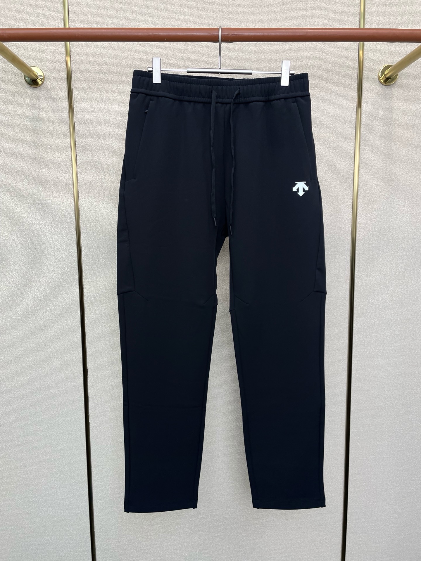 。DESCENTE迪桑特💥砸锅卖铁都要上的新款！新款休闲裤 高端版本！专柜定制面料 透气舒适度高，细节无