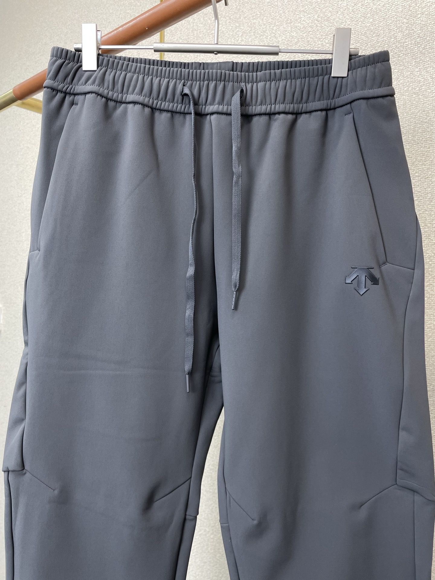 。DESCENTE迪桑特💥砸锅卖铁都要上的新款！新款休闲裤 高端版本！专柜定制面料 透气舒适度高，细节无