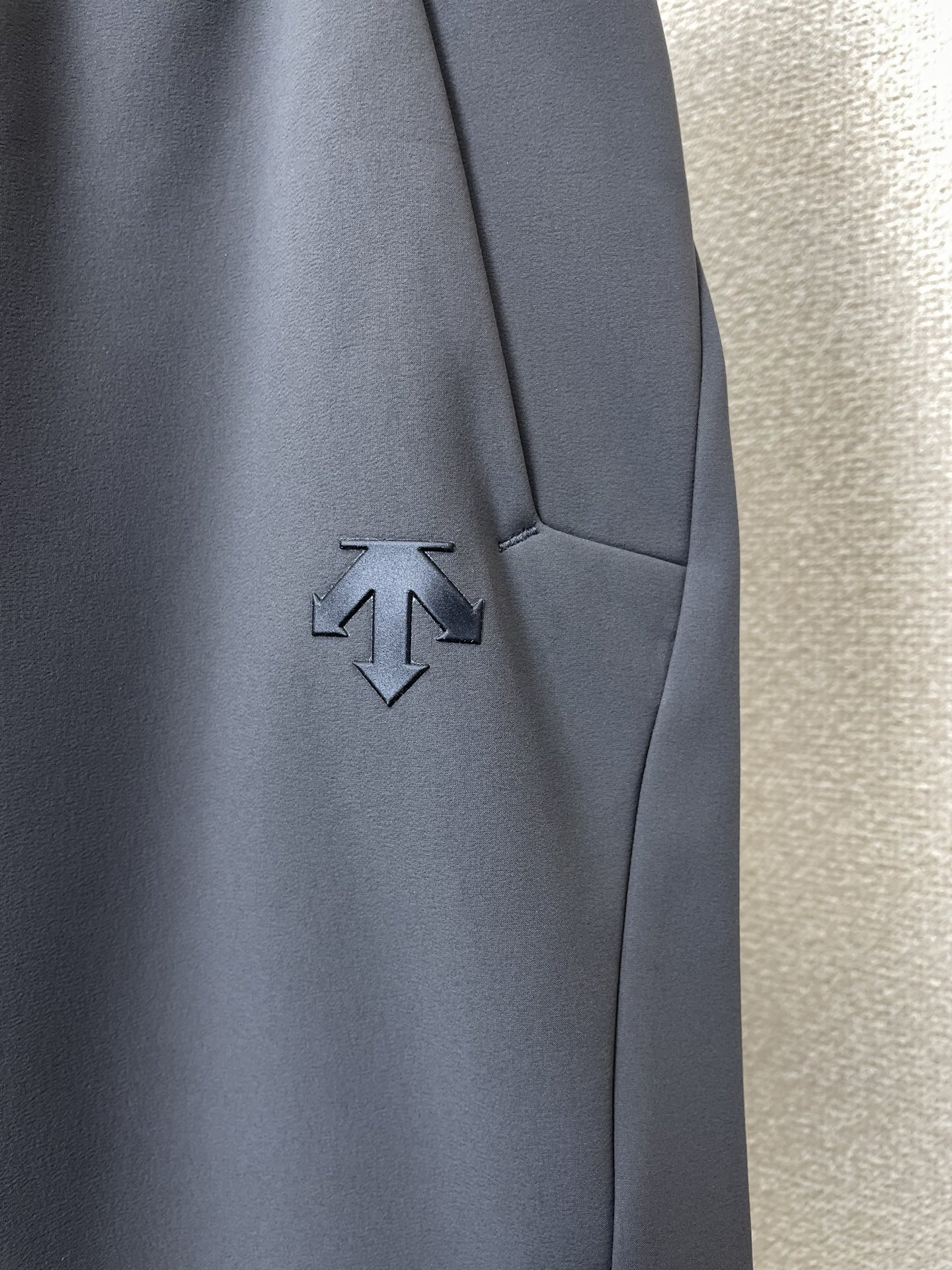 。DESCENTE迪桑特💥砸锅卖铁都要上的新款！新款休闲裤 高端版本！专柜定制面料 透气舒适度高，细节无