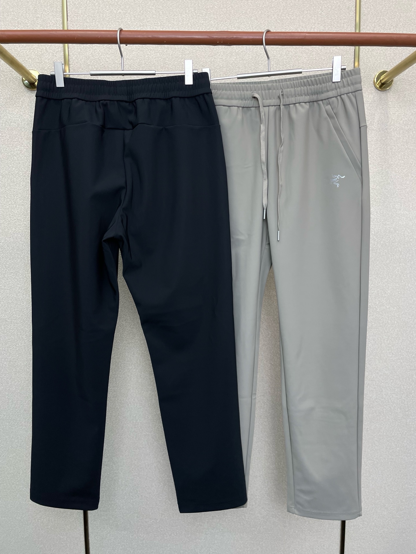 。Arc’teryx始祖鸟💥砸锅卖铁都要上的新款！新款休闲裤 高端版本！专柜定制面料 透气舒适度高，细节