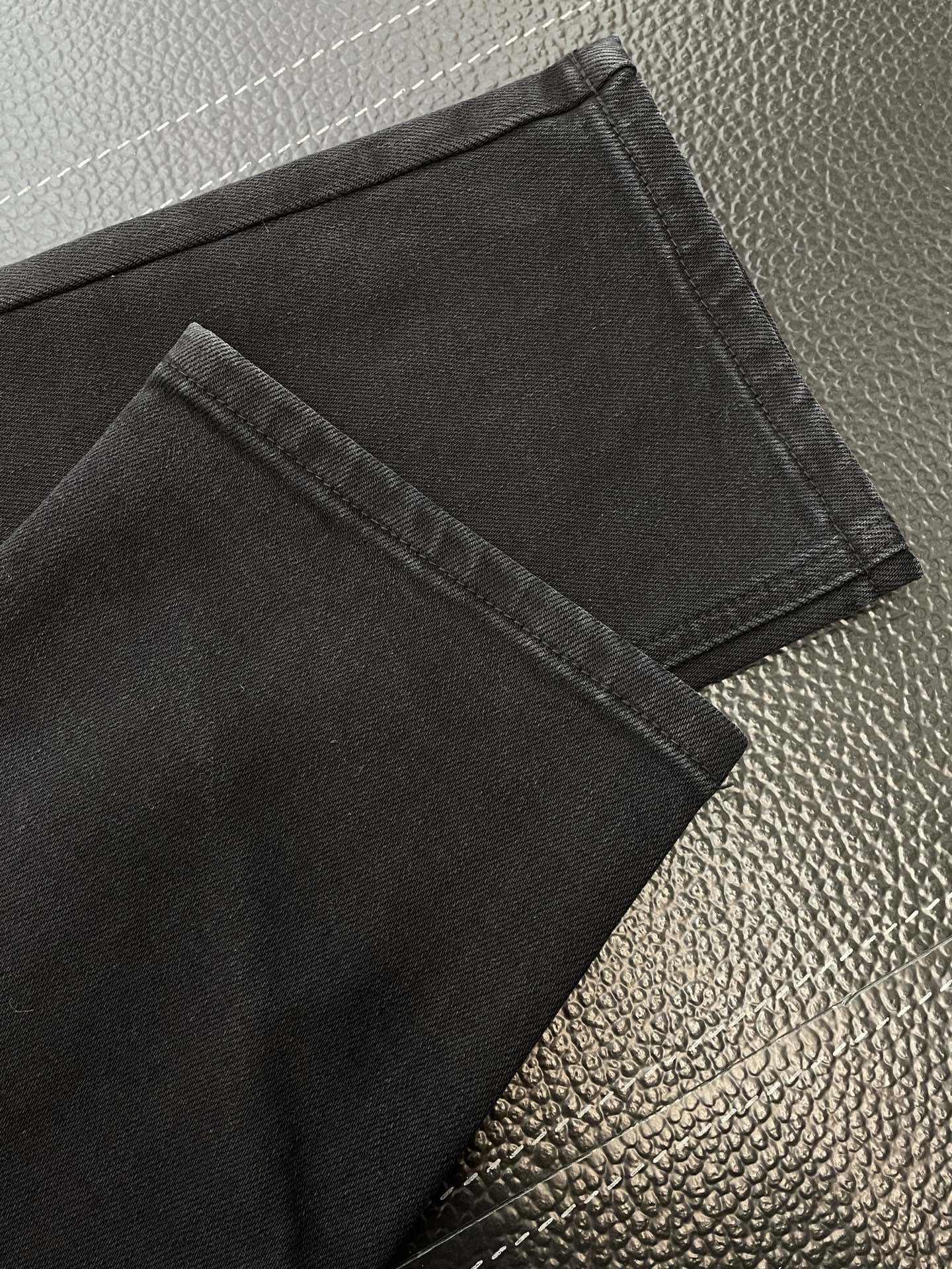 。Dior迪奥💥砸锅卖铁都要上的新款！新款 休闲牛仔裤👖高端版本 专柜定制面料 透气舒适度高，细节无可挑