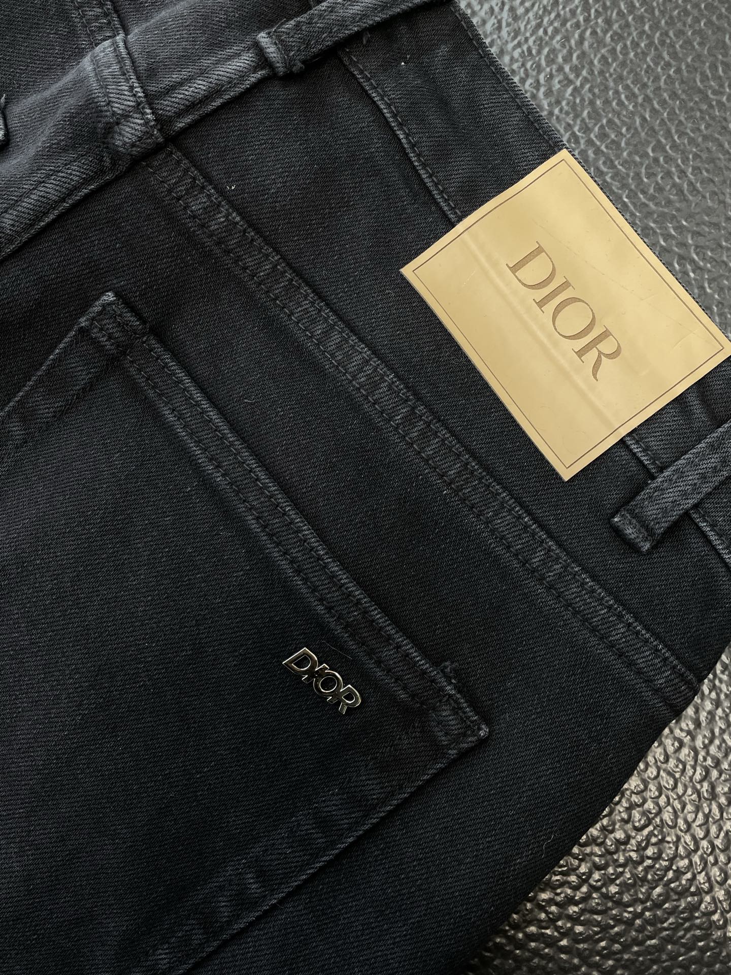 。Dior迪奥💥砸锅卖铁都要上的新款！新款 休闲牛仔裤👖高端版本 专柜定制面料 透气舒适度高，细节无可挑