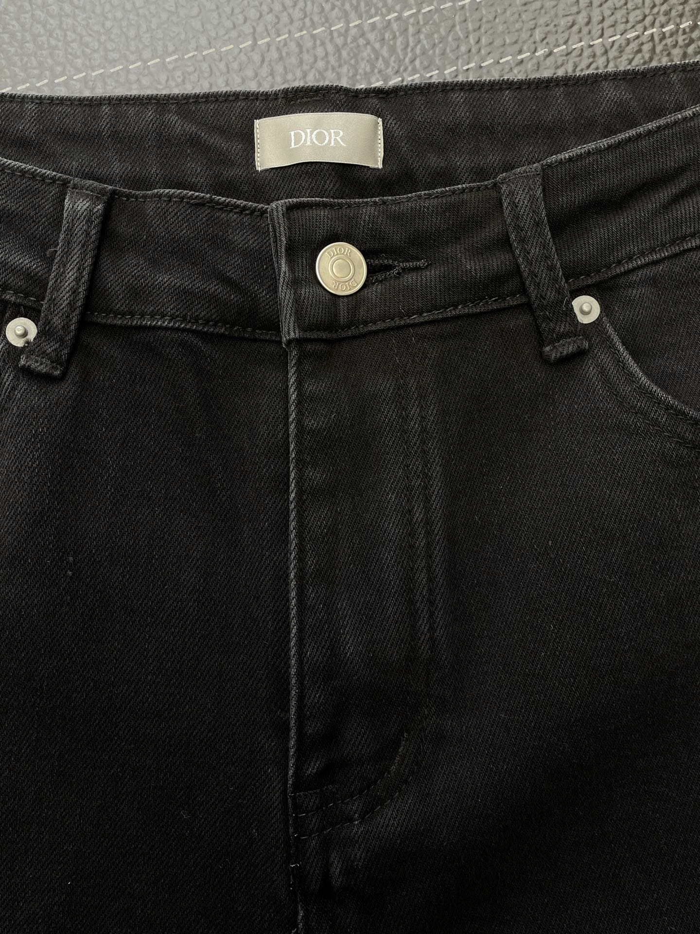 。Dior迪奥💥砸锅卖铁都要上的新款！新款 休闲牛仔裤👖高端版本 专柜定制面料 透气舒适度高，细节无可挑