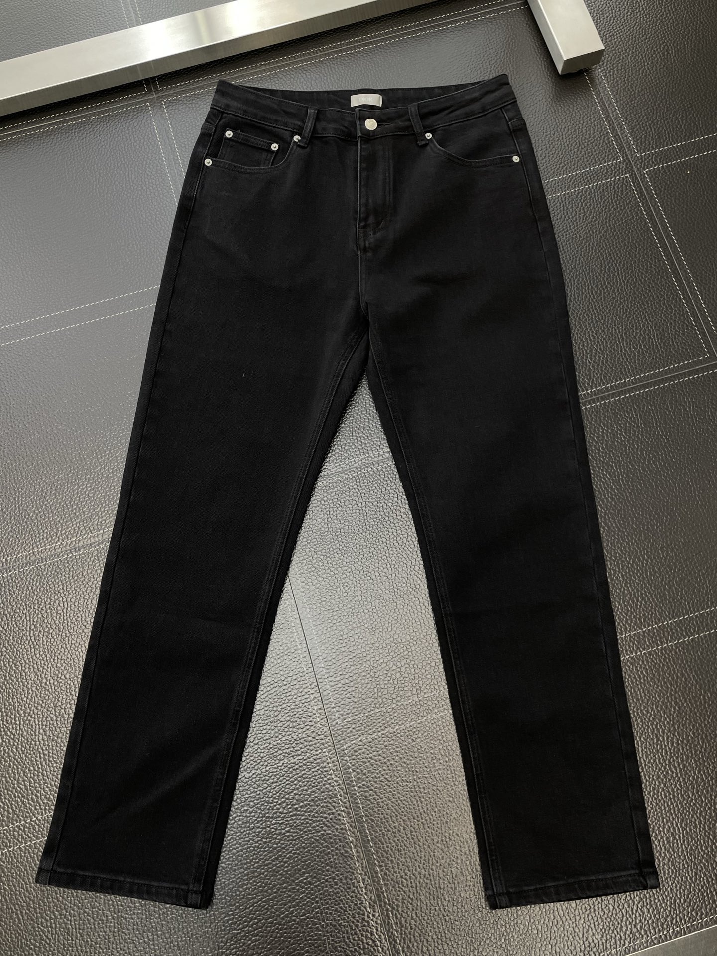 。Dior迪奥💥砸锅卖铁都要上的新款！新款 休闲牛仔裤👖高端版本 专柜定制面料 透气舒适度高，细节无可挑