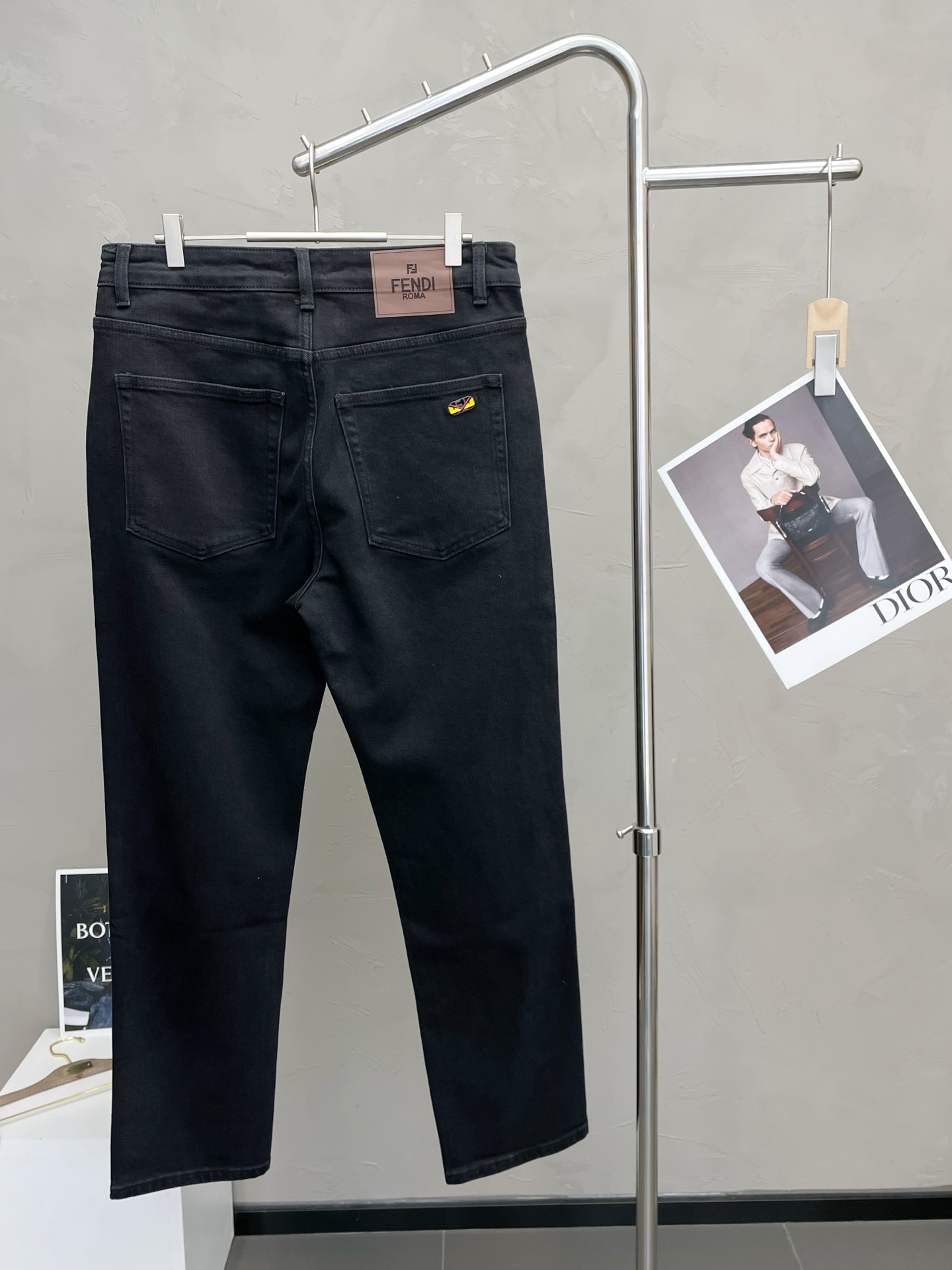 。FENDI芬迪💥砸锅卖铁都要上的新款！新款 休闲牛仔裤👖高端版本 专柜定制面料 透气舒适度高，细节无可