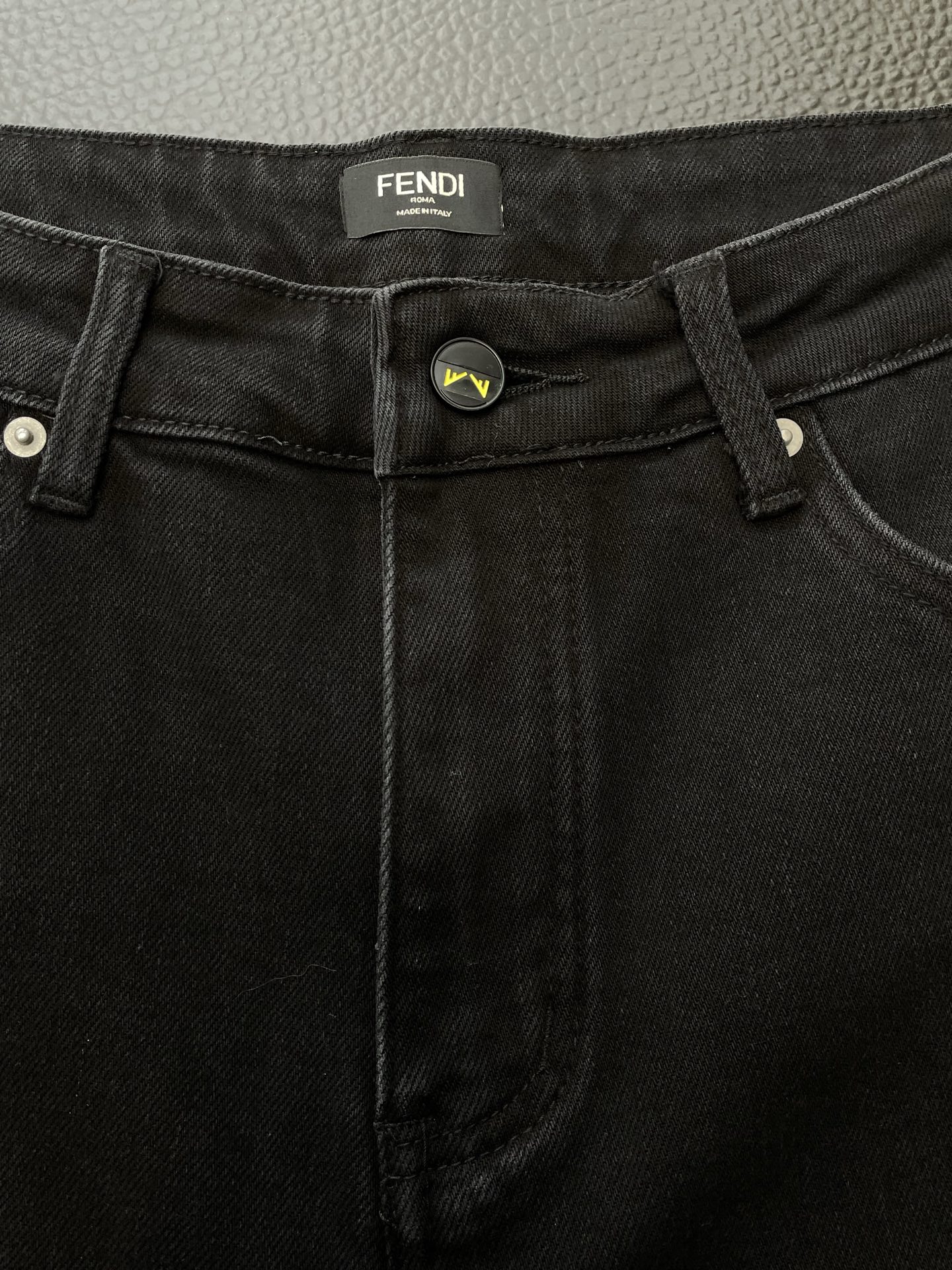 。FENDI芬迪💥砸锅卖铁都要上的新款！新款 休闲牛仔裤👖高端版本 专柜定制面料 透气舒适度高，细节无可